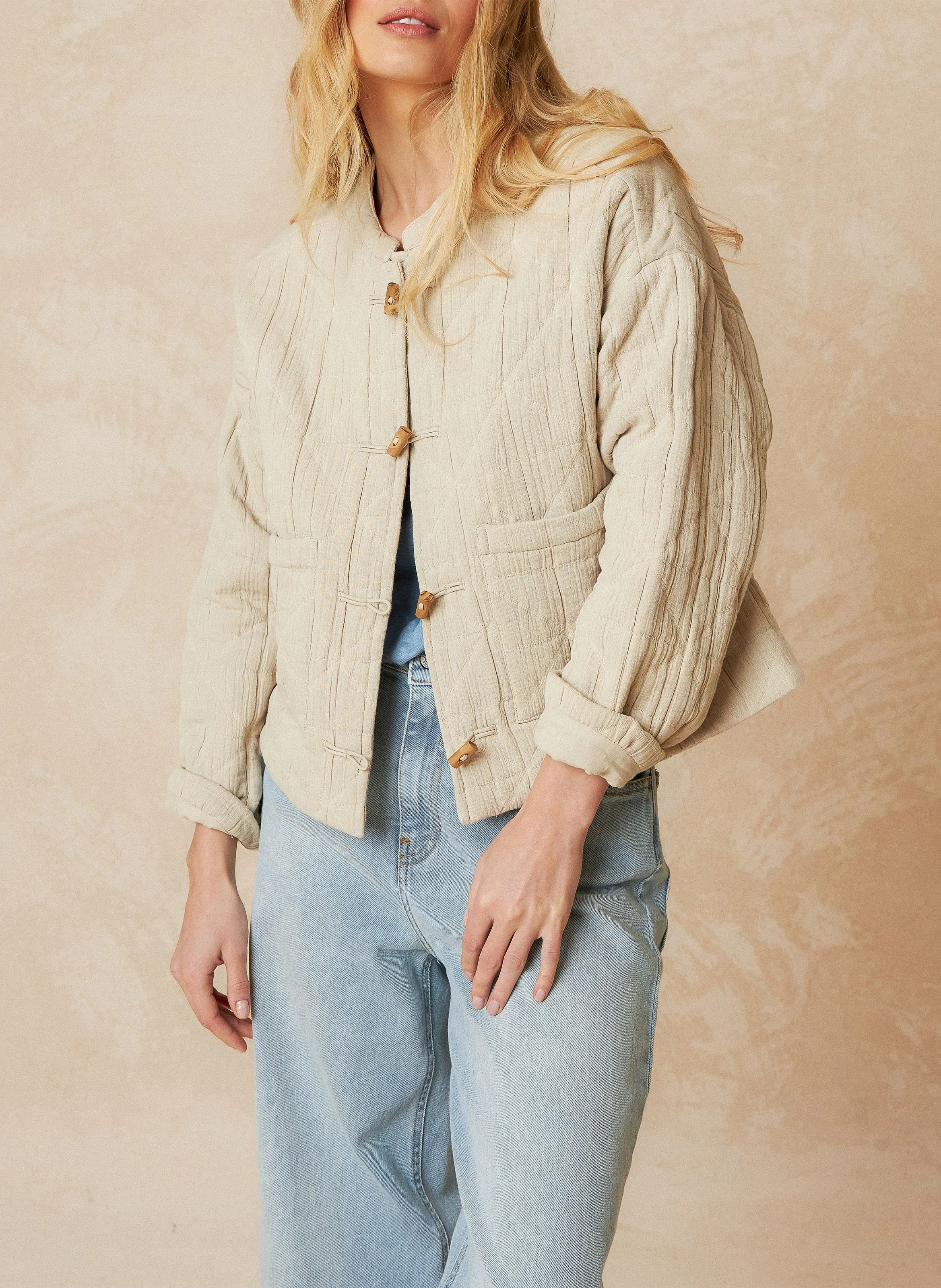 Chaqueta de algodón estampada con cuello redondo holgado. en beige
