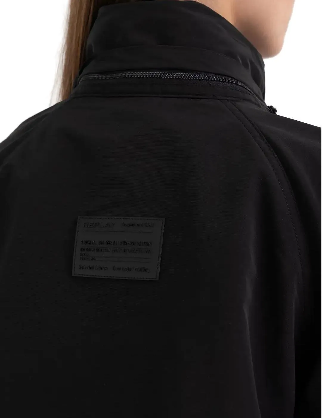 Chaqueta larga Replay negra con capucha extraible para mujer