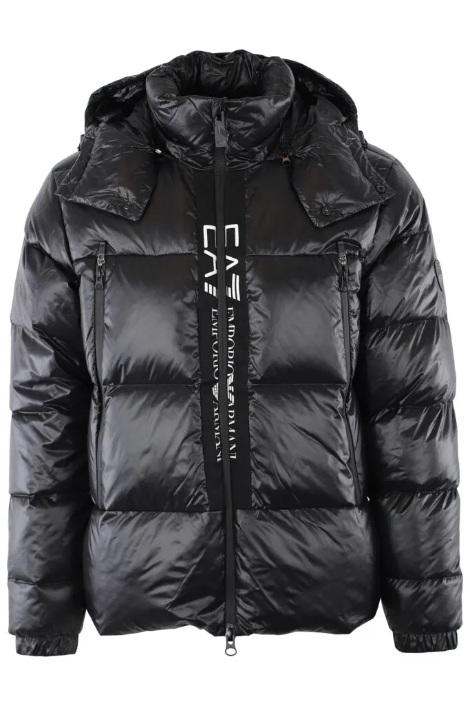 Chaqueta negra acolchada con maxilogo 