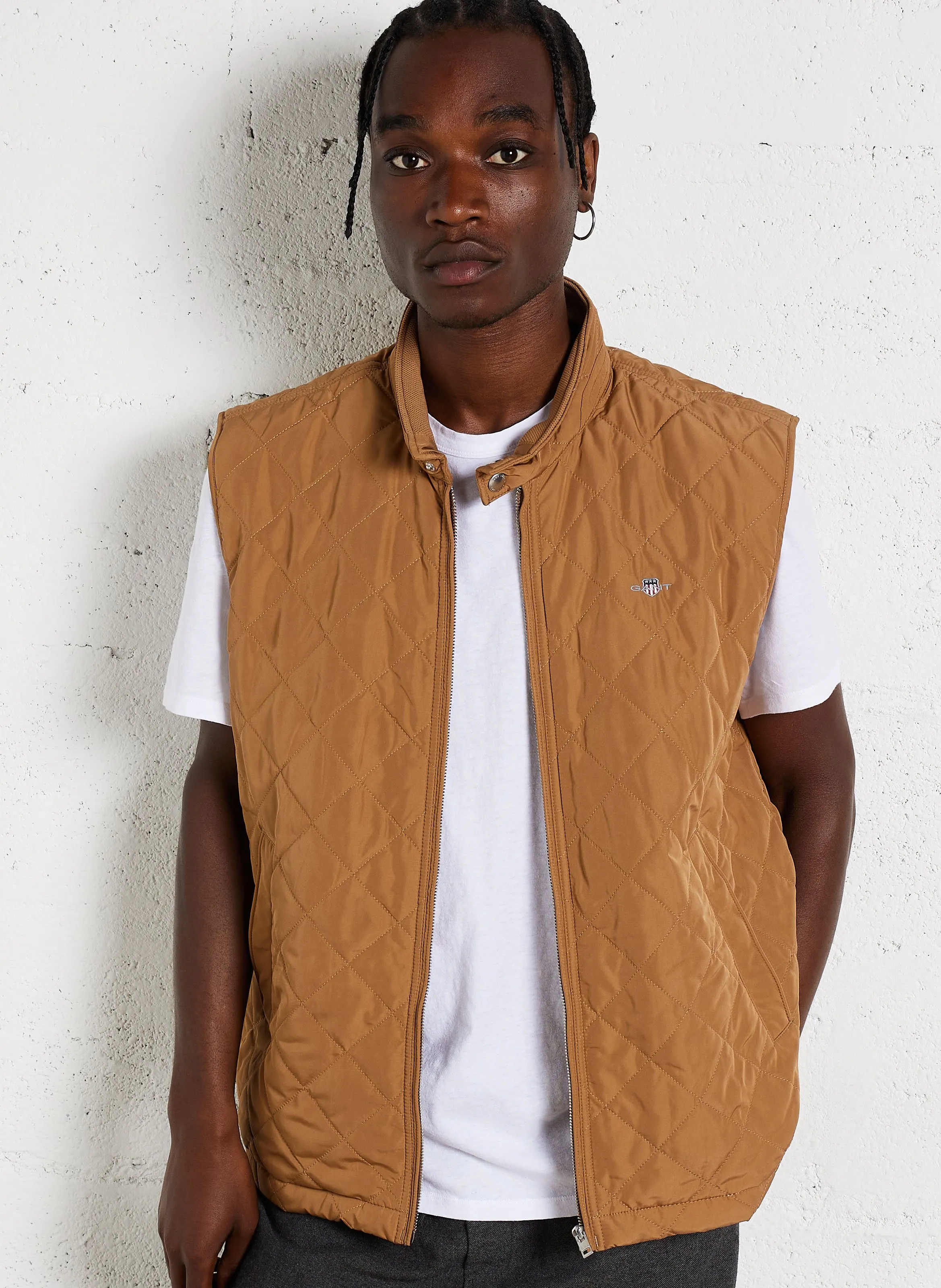 Chaqueta recta acolchada con cuello alto en marron