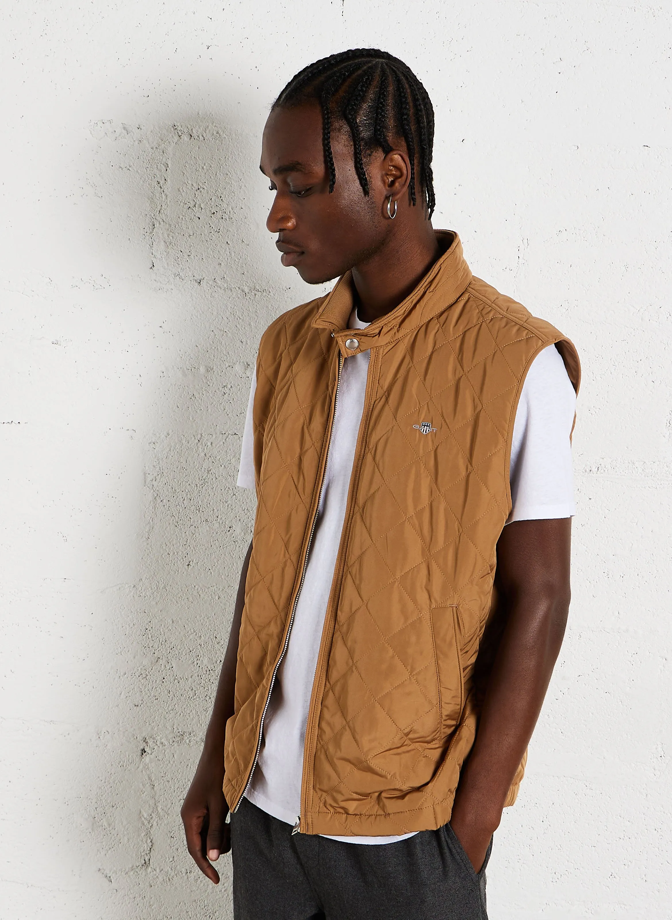 Chaqueta recta acolchada con cuello alto en marron