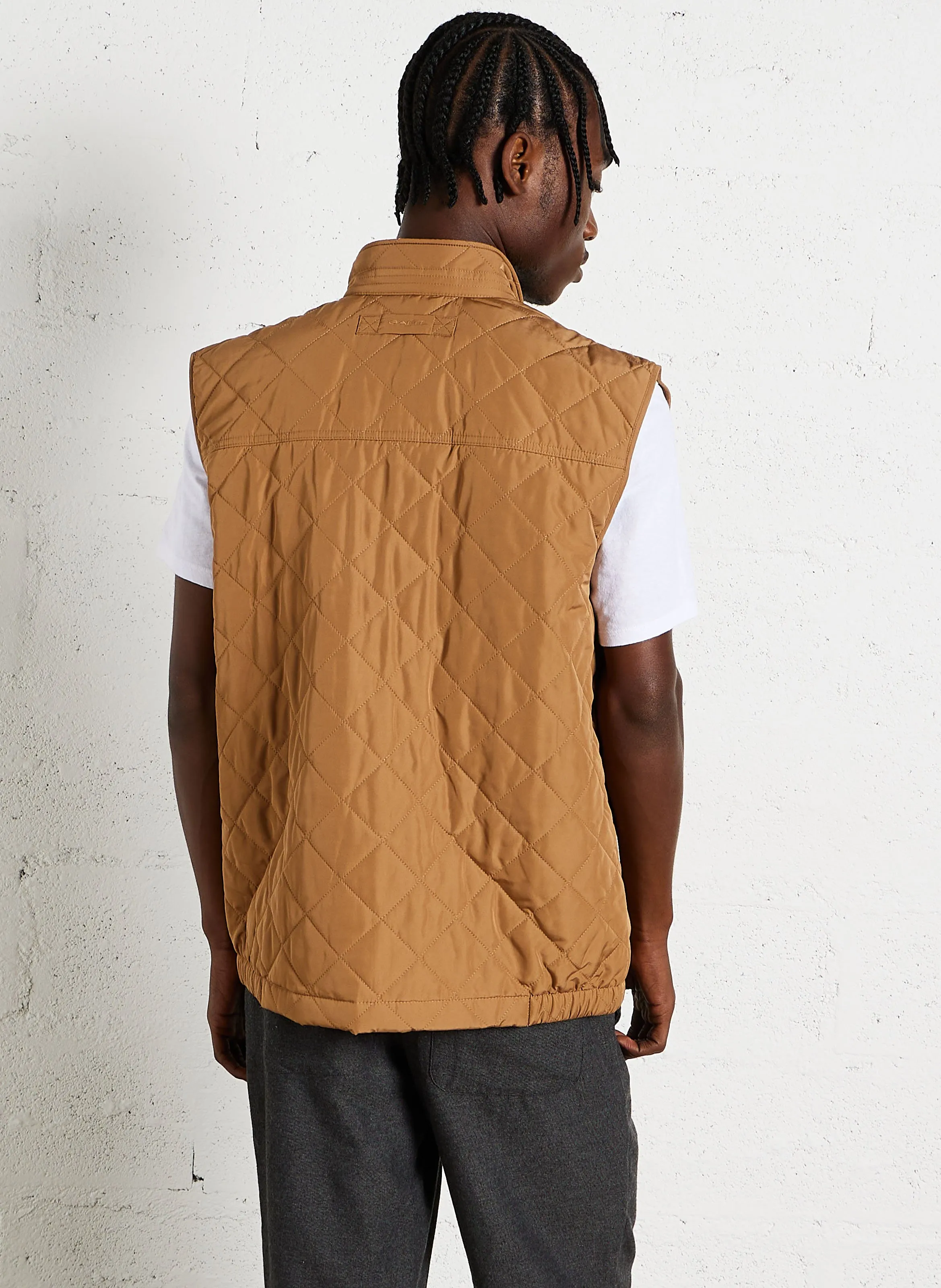 Chaqueta recta acolchada con cuello alto en marron