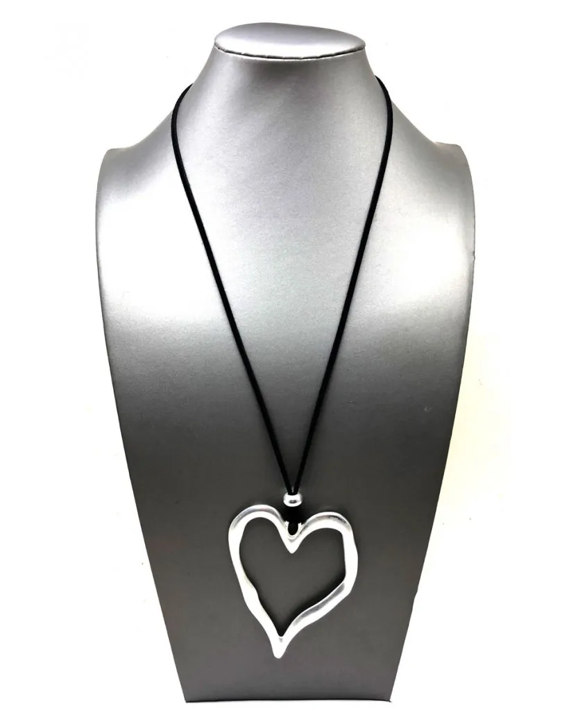 COLLARES PLATEADOS CON CORAZON UN BASICO PARA TU ARMARIO