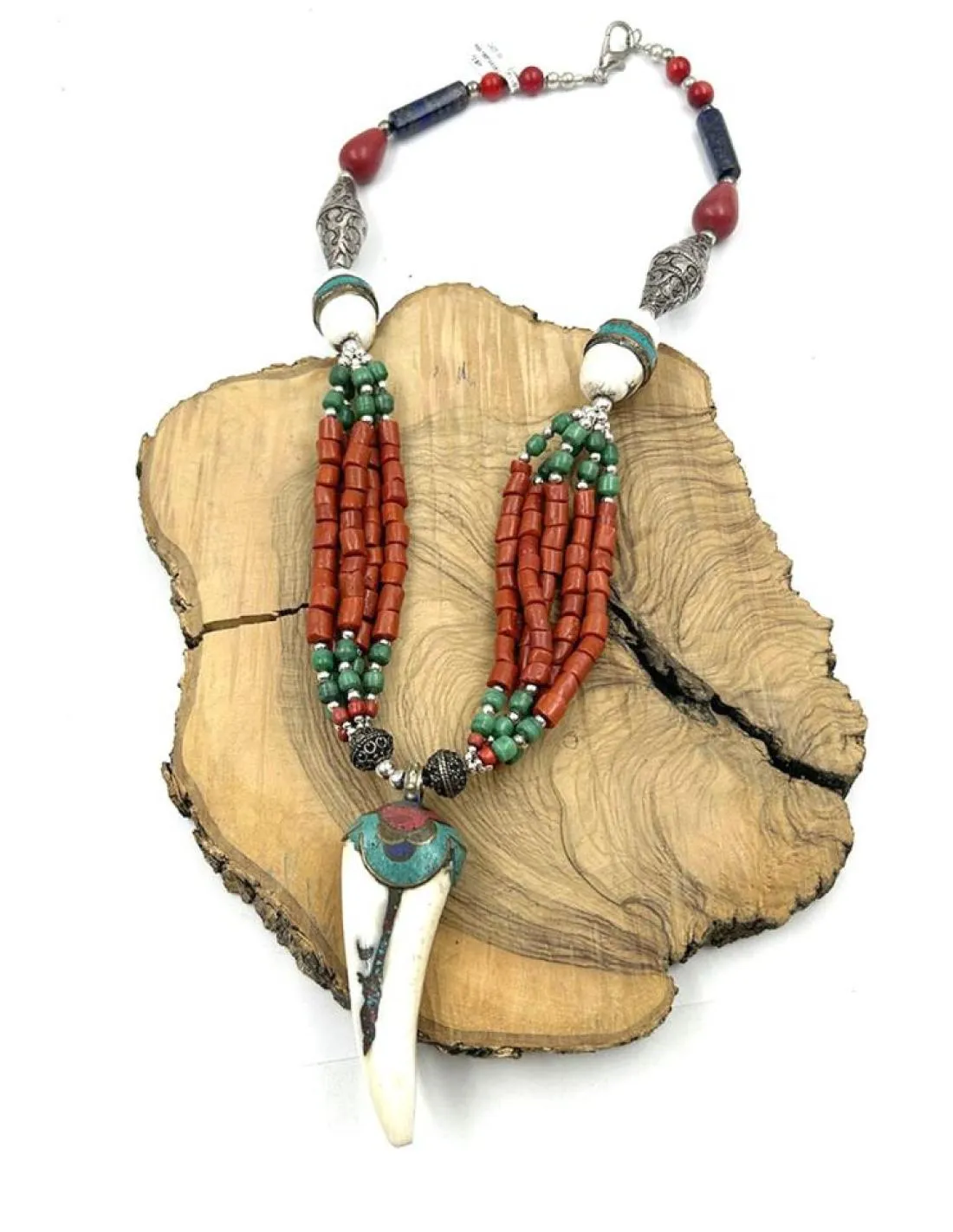 COLLARES TIBETANOS CON COLMILLO DE HUESO Y PIEDRAS CORAL Y TURQUESA