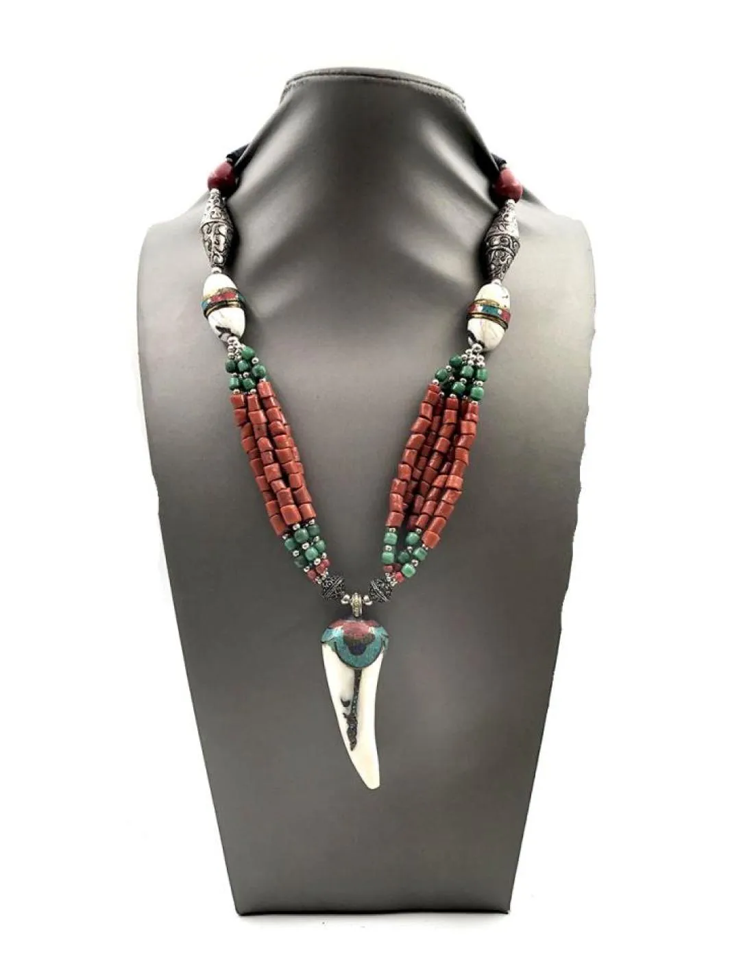 COLLARES TIBETANOS CON COLMILLO DE HUESO Y PIEDRAS CORAL Y TURQUESA