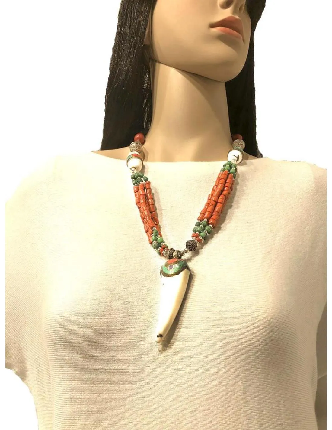 COLLARES TIBETANOS CON COLMILLO DE HUESO Y PIEDRAS CORAL Y TURQUESA