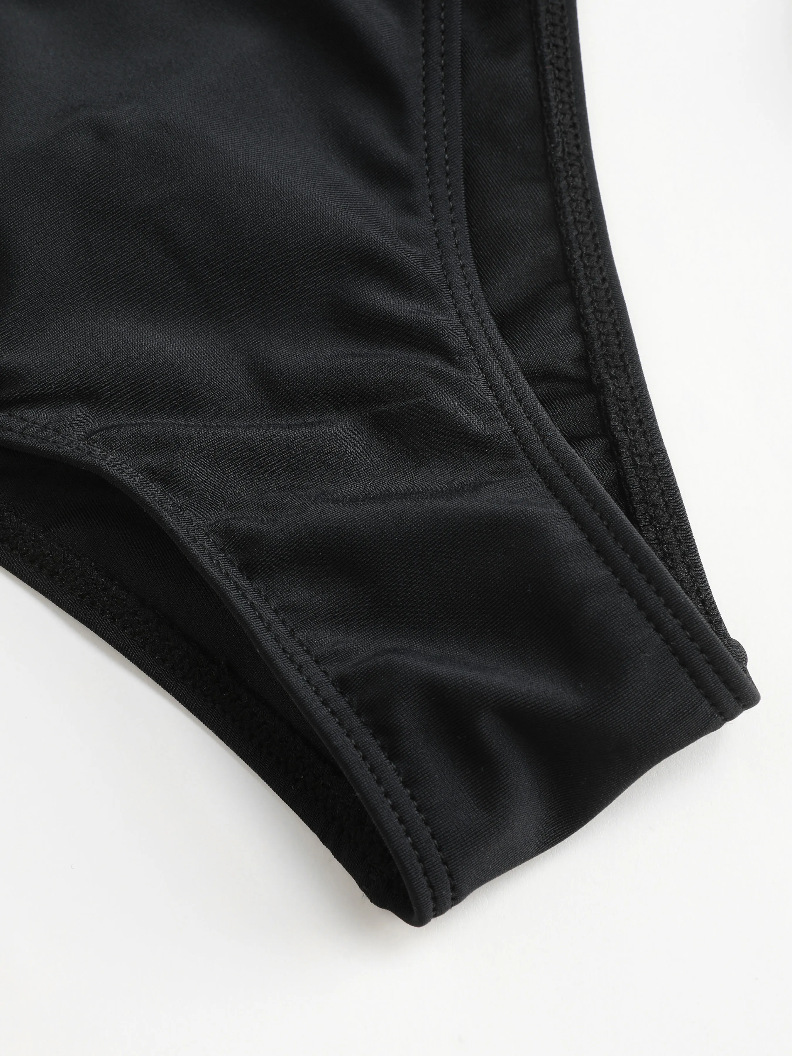 Conjunto de Bikini Triangular con Detalle de Cadena de Estrella de Mar