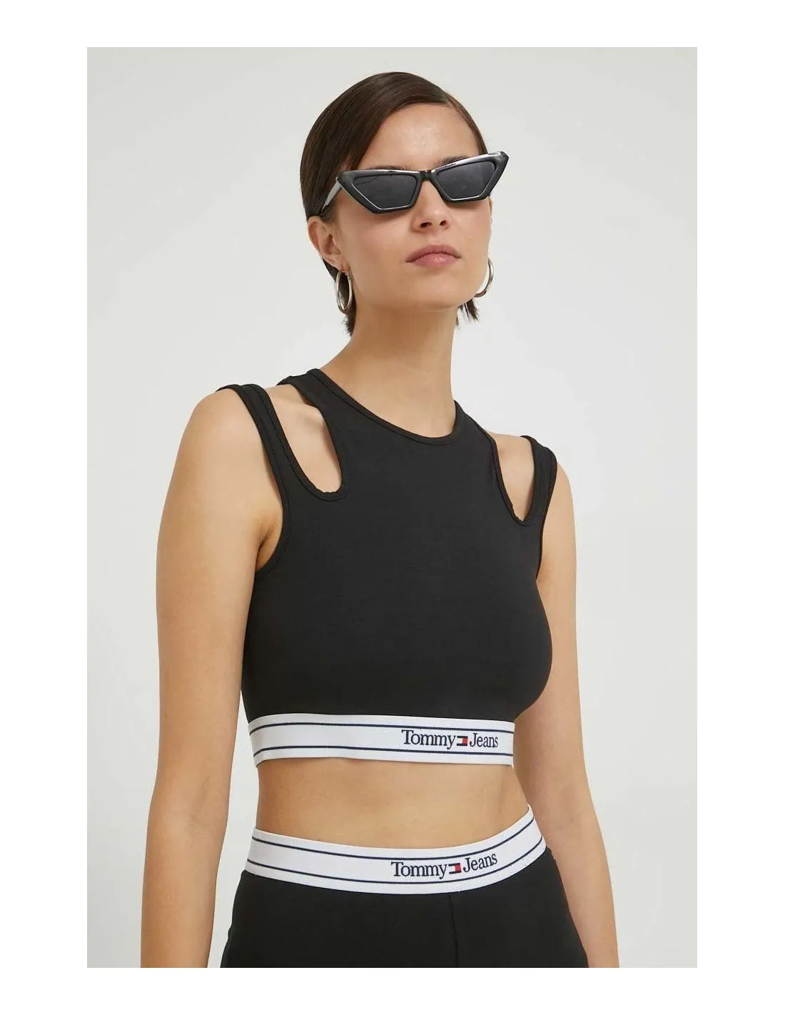 CROP TOP CON DETALLE CUTOUT DE TOMMY JEANS