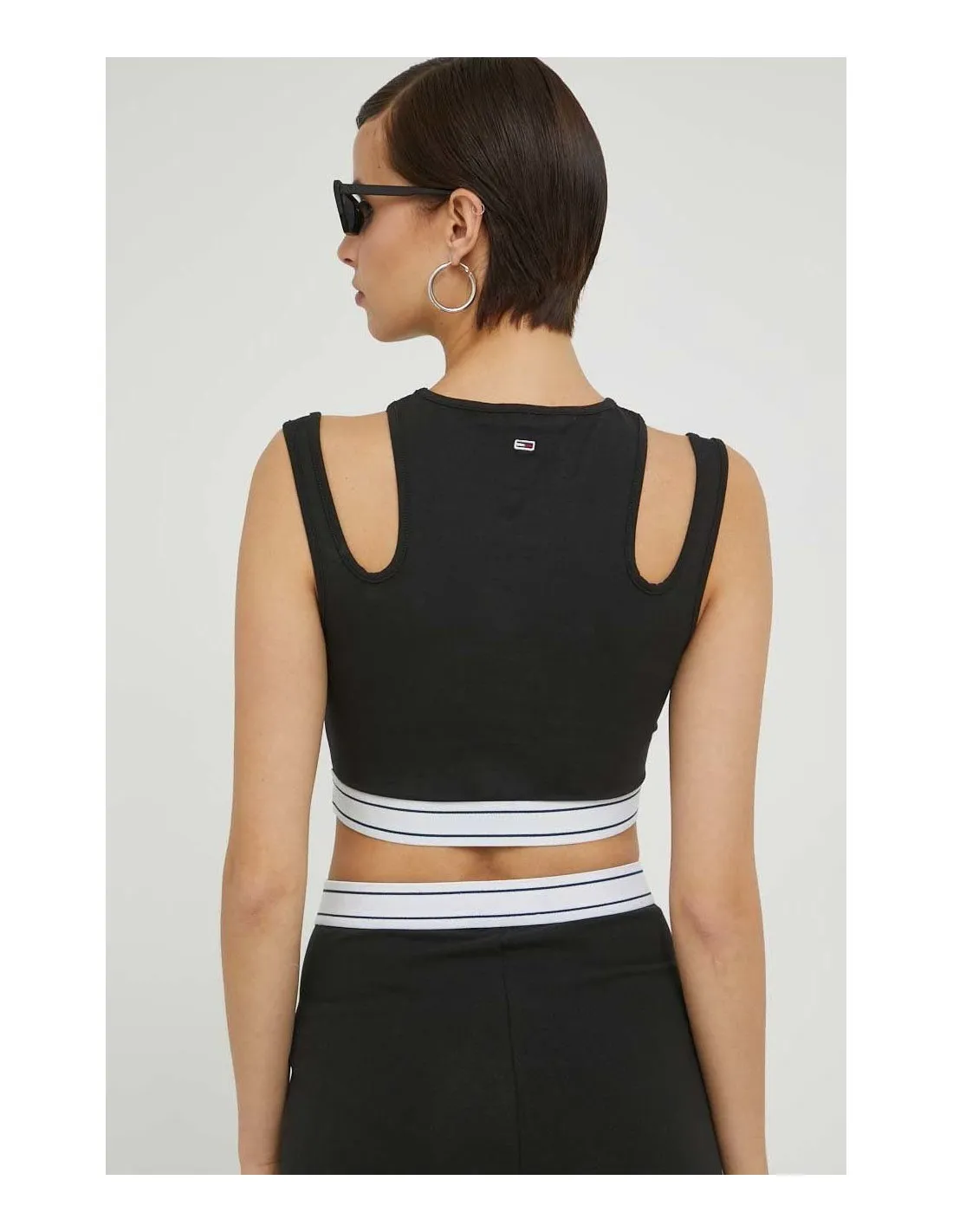 CROP TOP CON DETALLE CUTOUT DE TOMMY JEANS