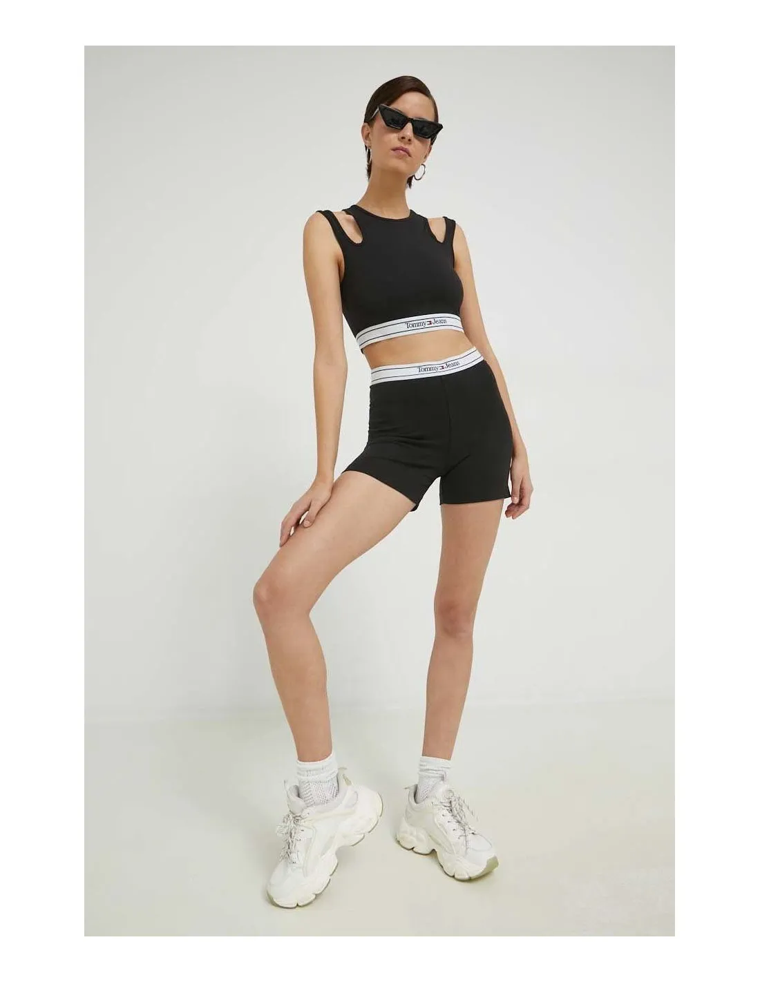 CROP TOP CON DETALLE CUTOUT DE TOMMY JEANS