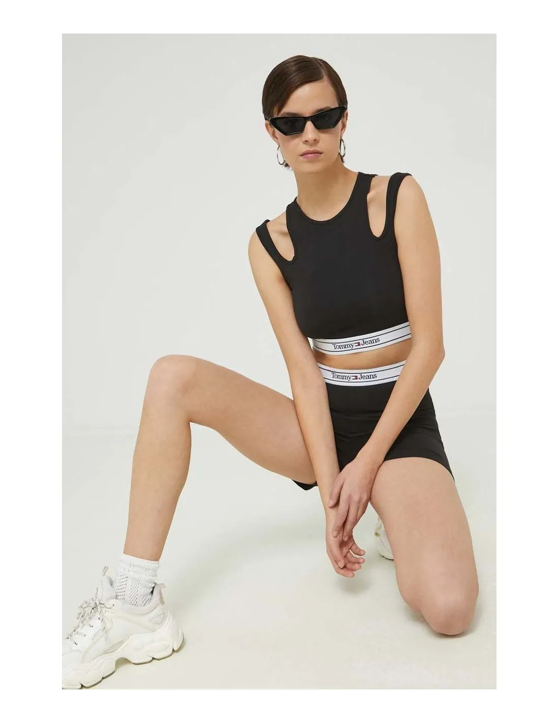 CROP TOP CON DETALLE CUTOUT DE TOMMY JEANS