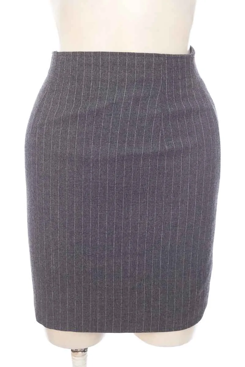 FALDA COLOR GRIS  CLOSEANDO