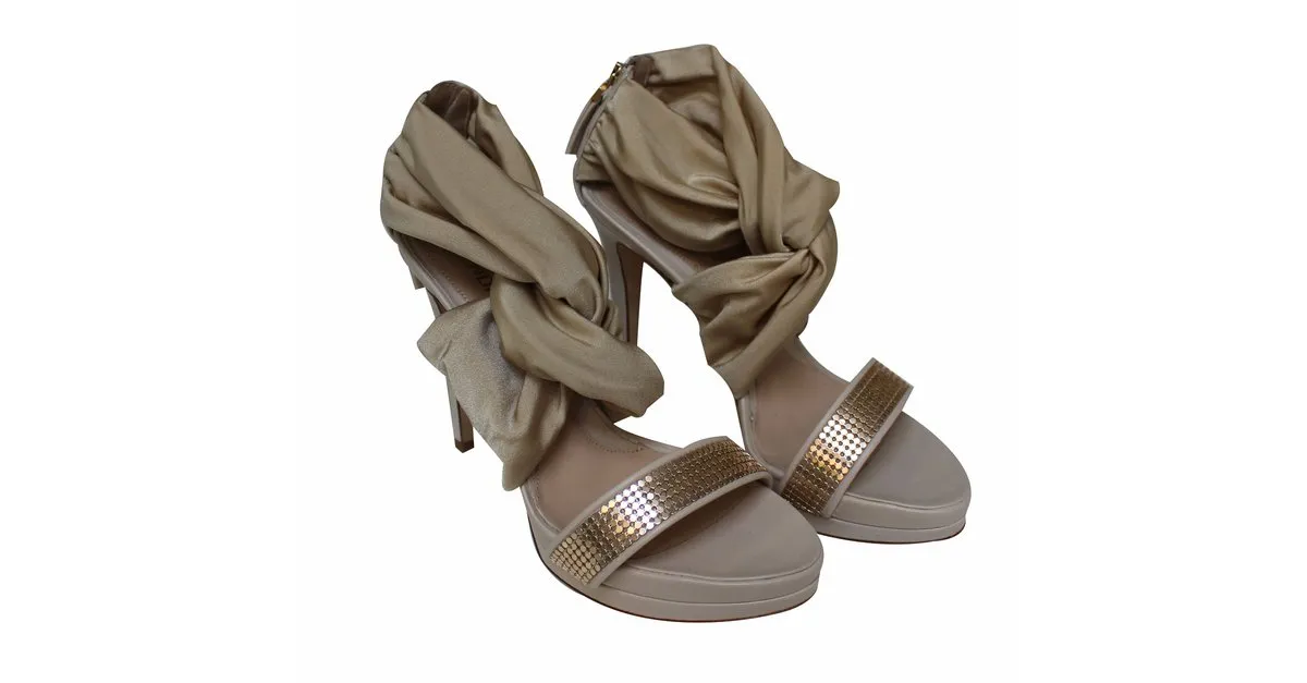 Fendi Sandalias desnudas Crema 