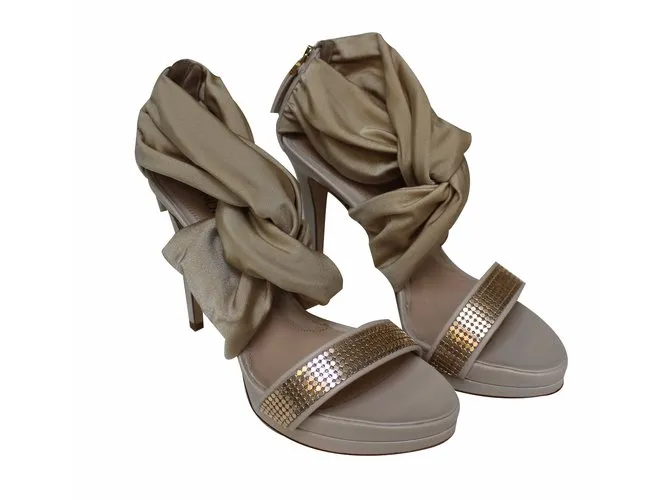 Fendi Sandalias desnudas Crema 