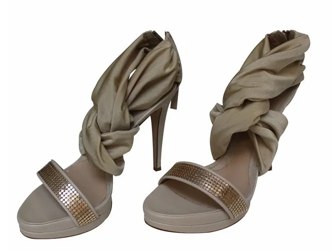 Fendi Sandalias desnudas Crema 