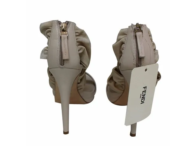 Fendi Sandalias desnudas Crema 