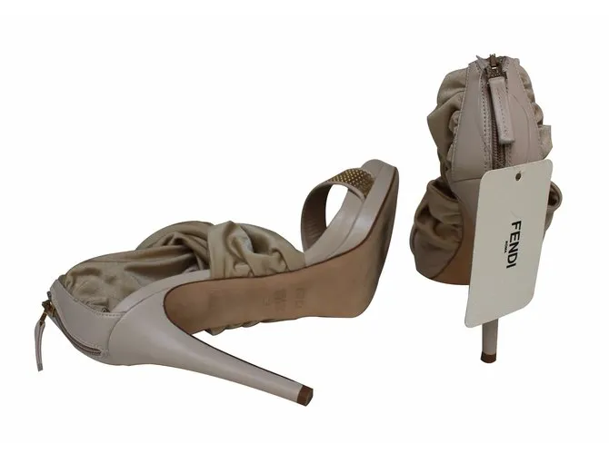 Fendi Sandalias desnudas Crema 