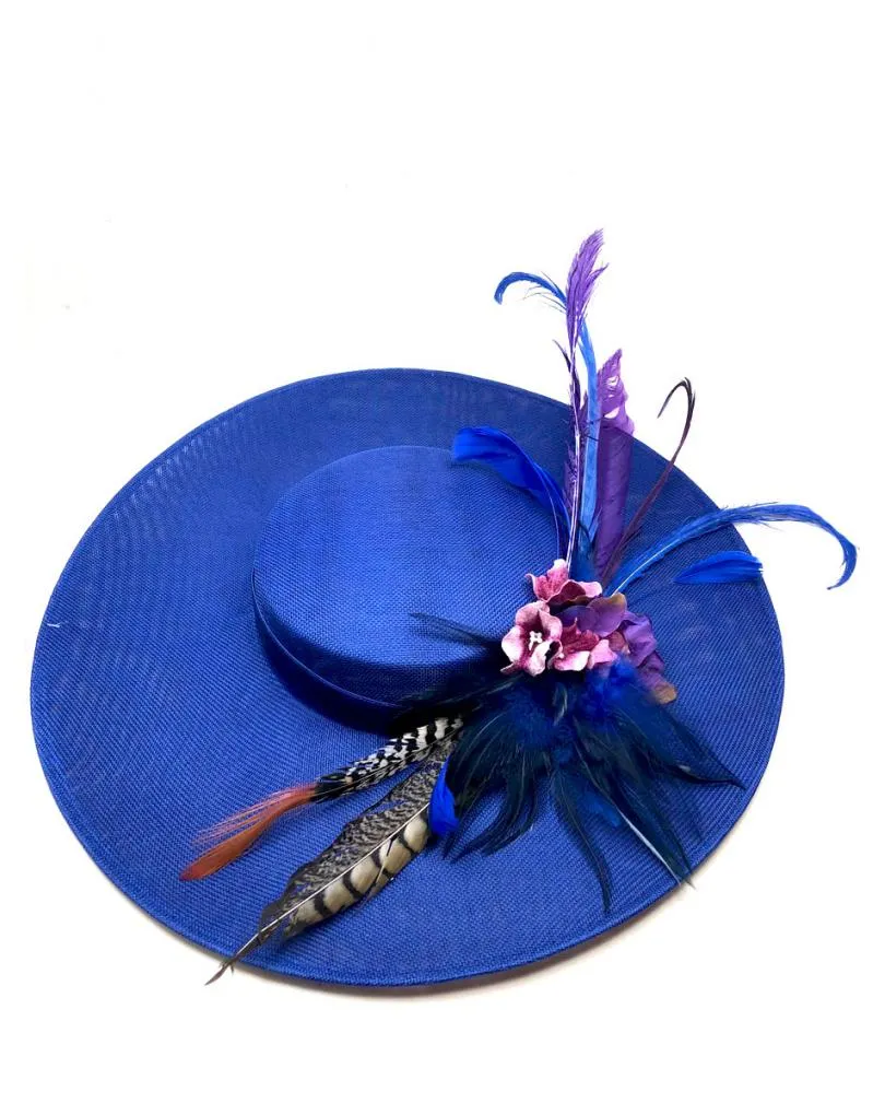 PAMELAS AZULONAS PARA BODAS CON FLORES Y PLUMAS EXOTICAS