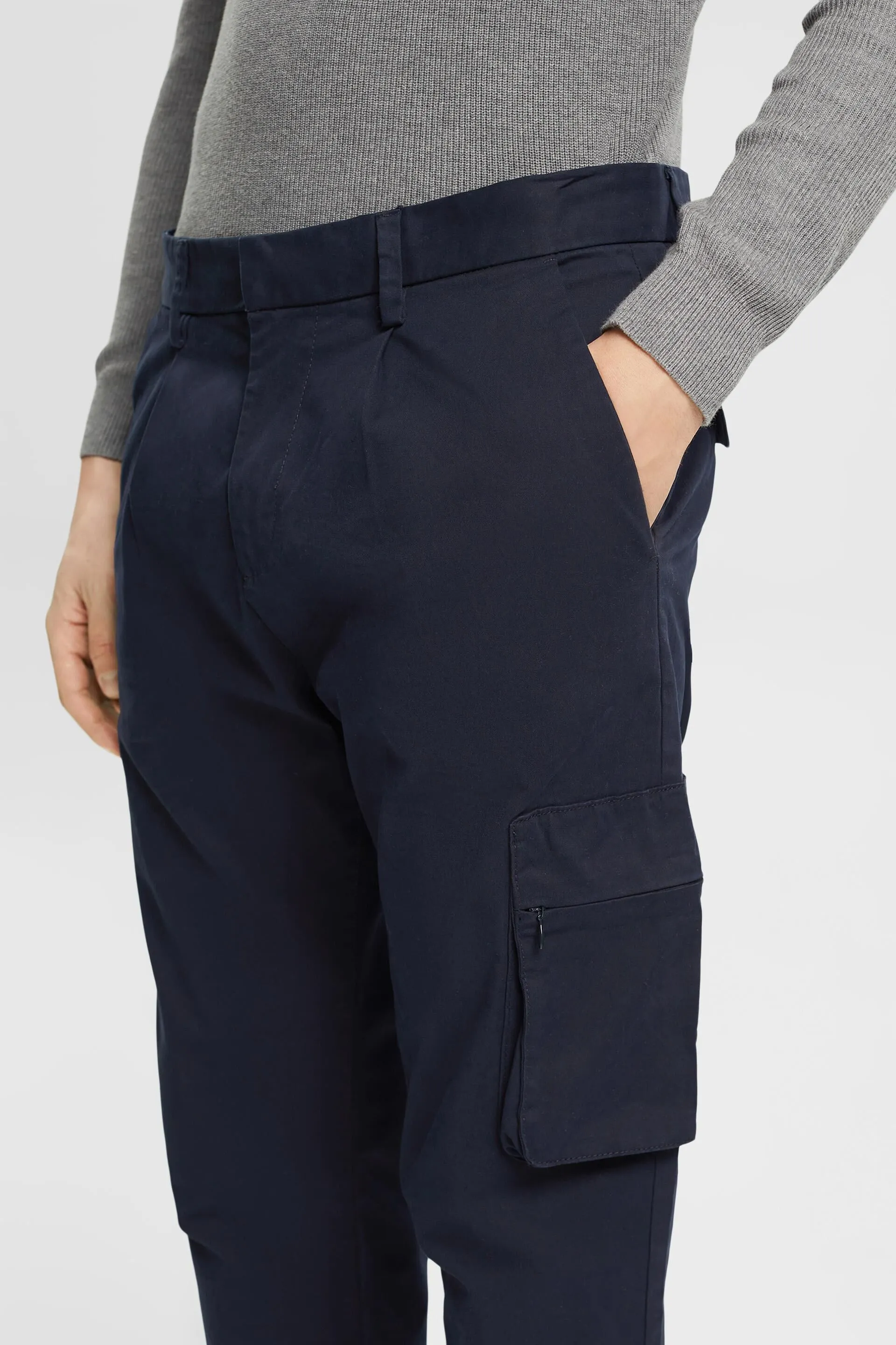 Pantalón chino con un bolsillo estilo cargo