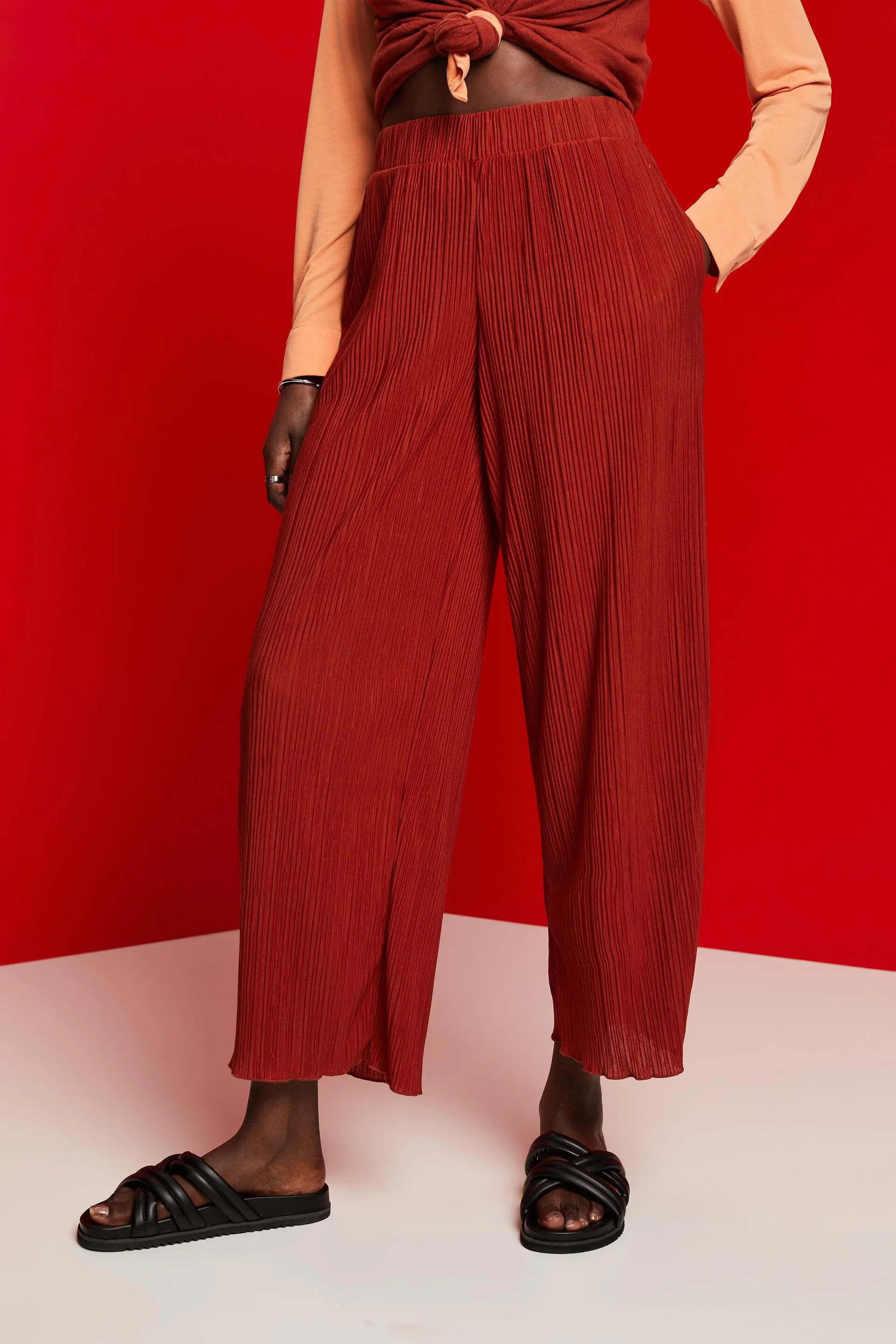 Pantalón de tejido jersey suave con pliegues