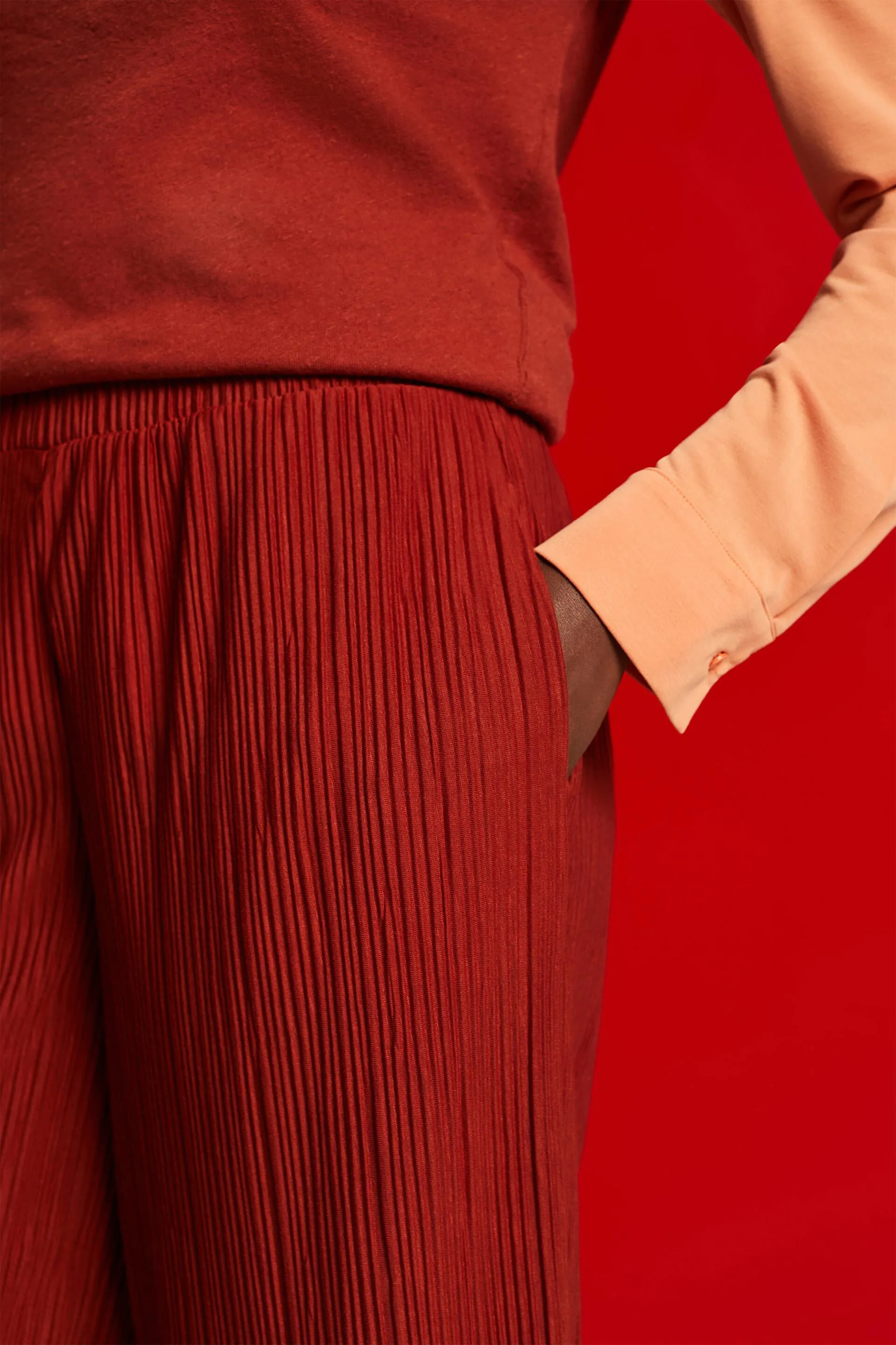 Pantalón de tejido jersey suave con pliegues