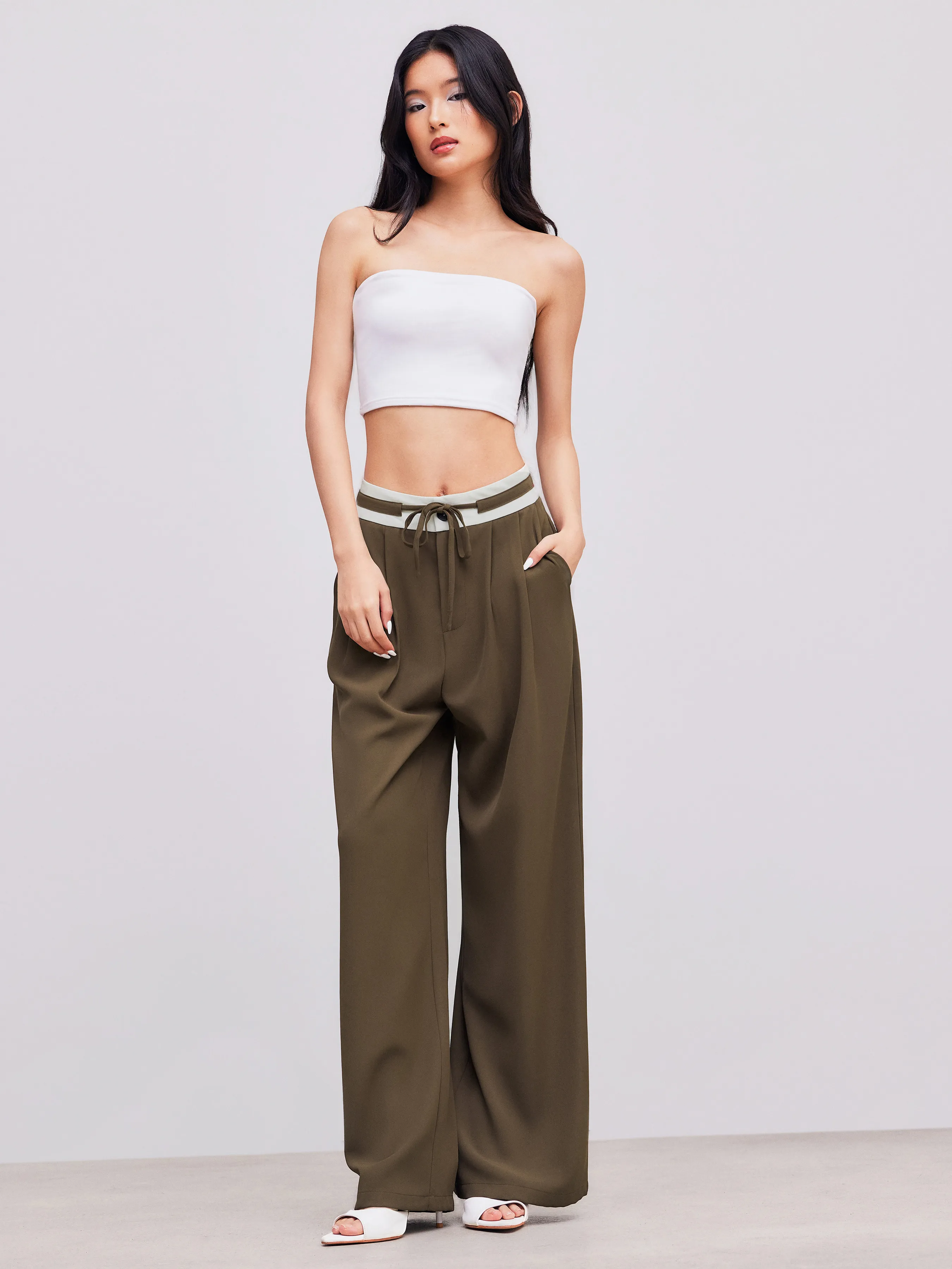 Pantalón ancho de tiro medio tejido en color sólido con ribete contrastante