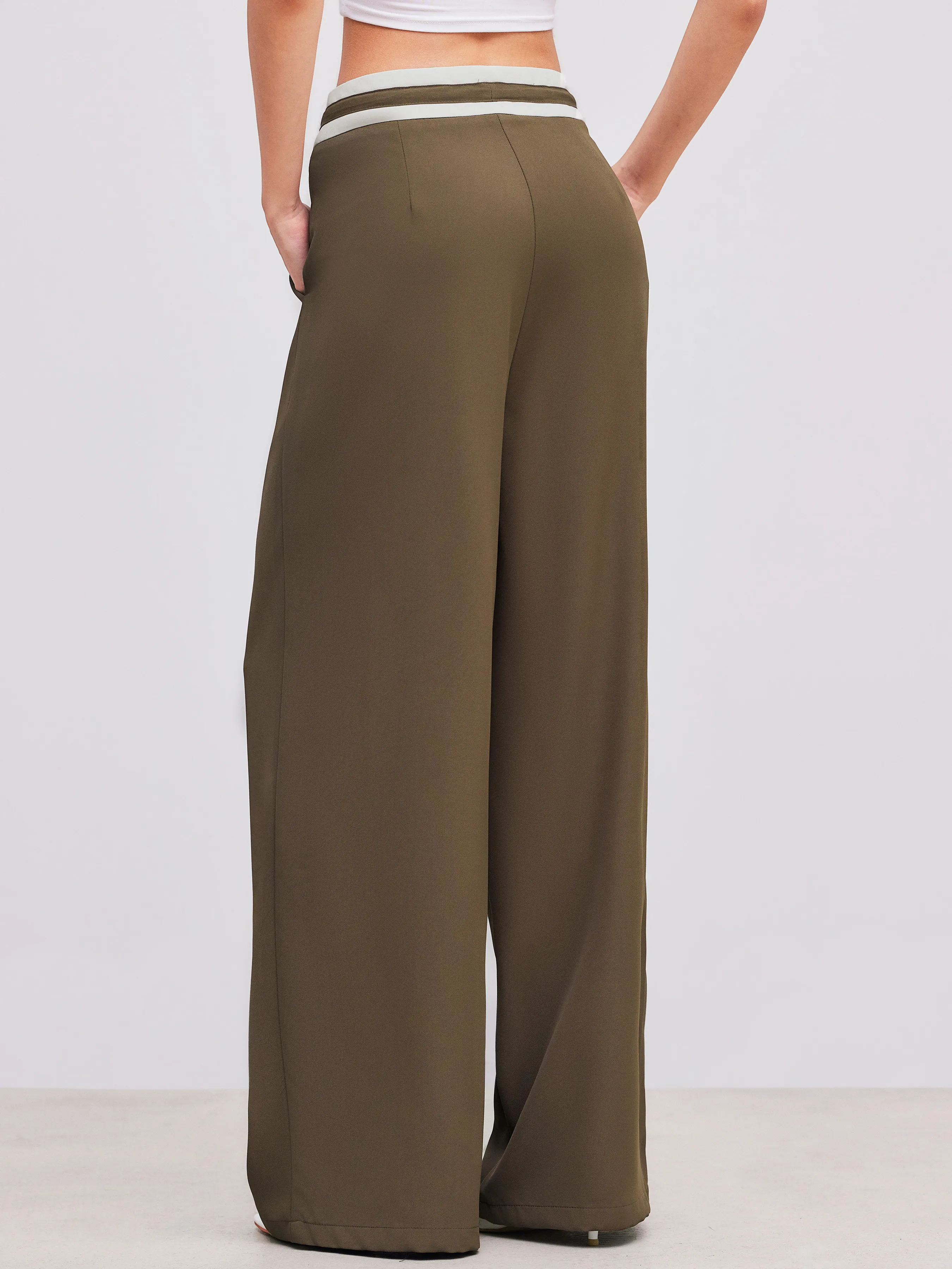 Pantalón ancho de tiro medio tejido en color sólido con ribete contrastante