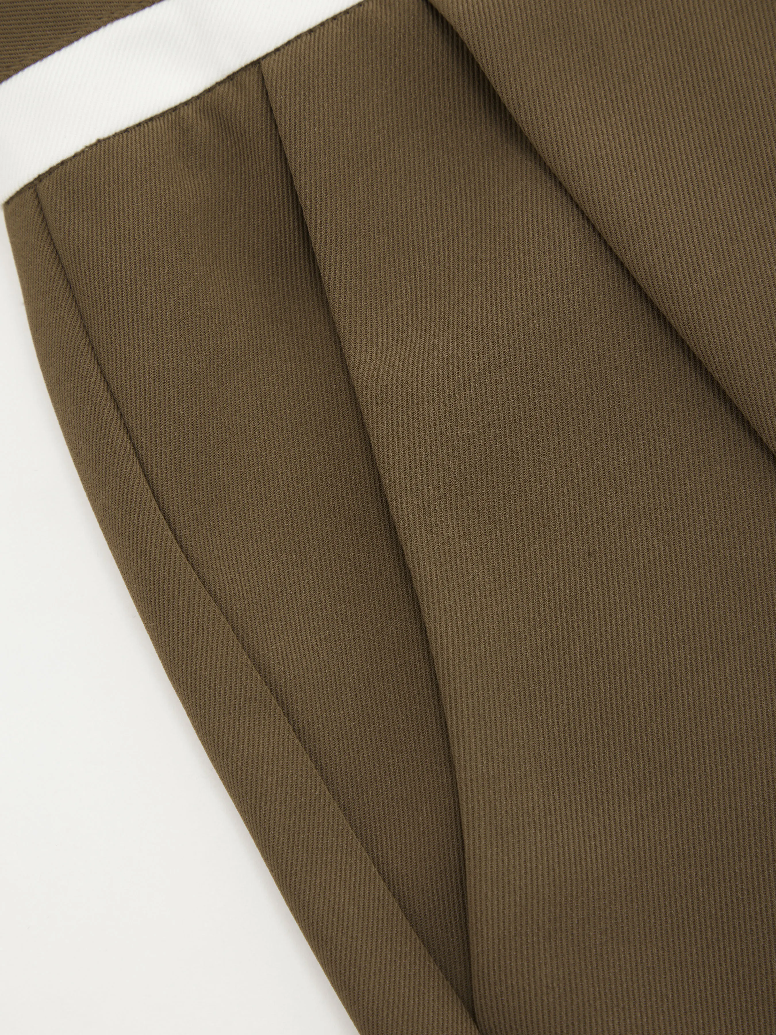 Pantalón ancho de tiro medio tejido en color sólido con ribete contrastante