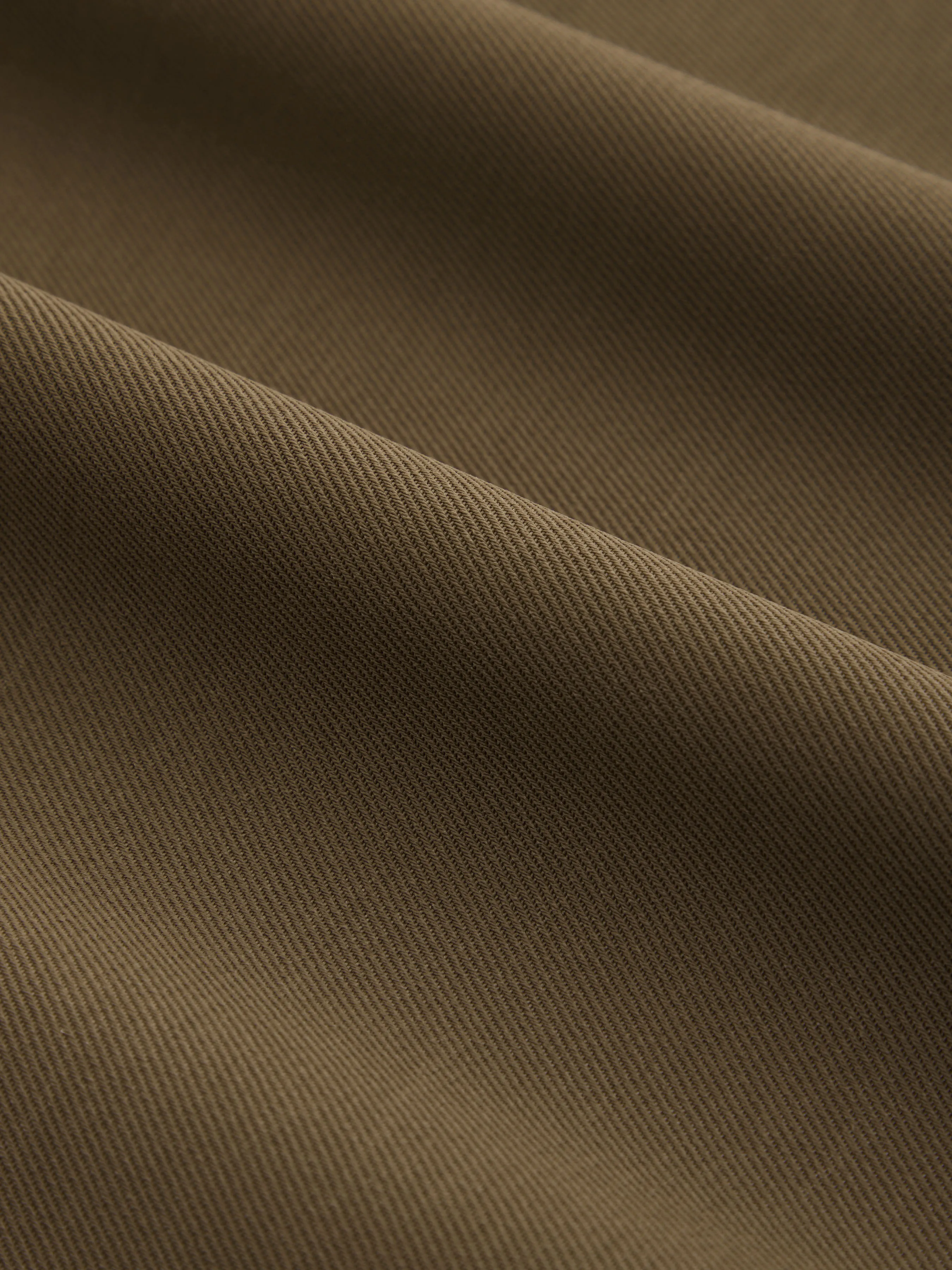 Pantalón ancho de tiro medio tejido en color sólido con ribete contrastante