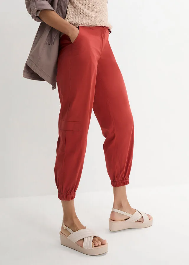 Pantalón cargo estilo papertouch con forma de O rojo carmín