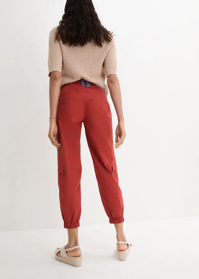 Pantalón cargo estilo papertouch con forma de O rojo carmín