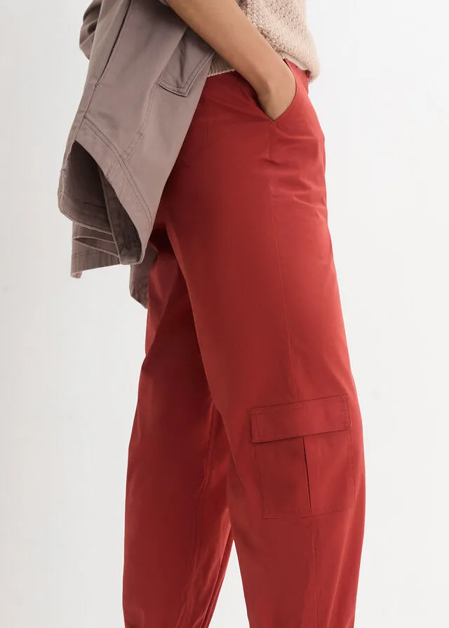 Pantalón cargo estilo papertouch con forma de O rojo carmín