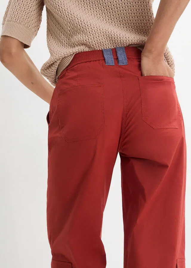 Pantalón cargo estilo papertouch con forma de O rojo carmín
