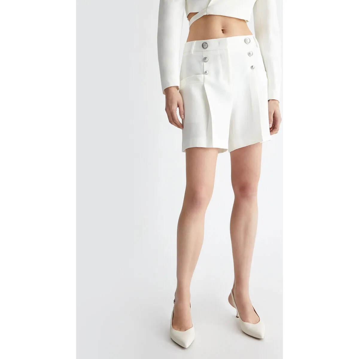Pantalón corto elástico con botones
