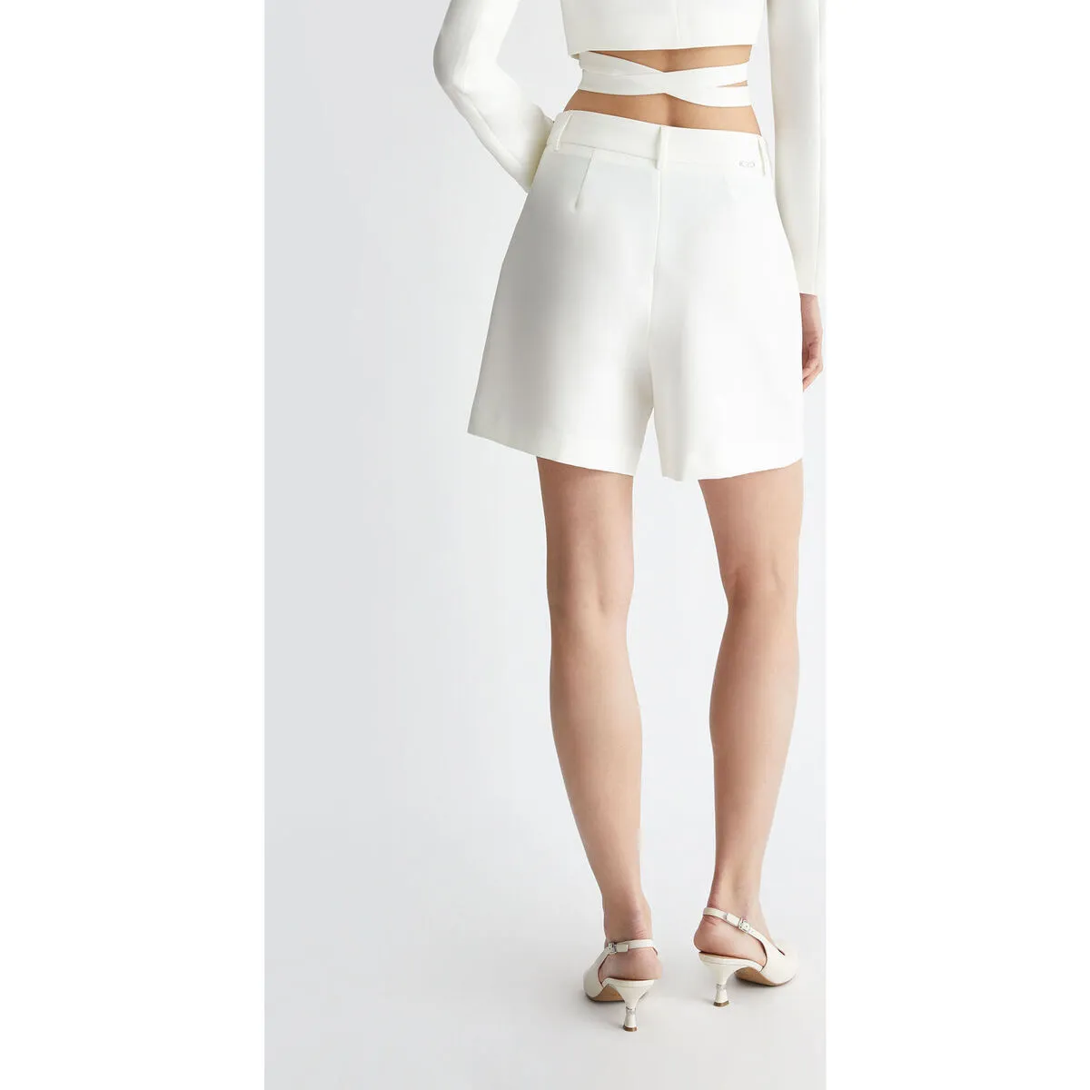 Pantalón corto elástico con botones