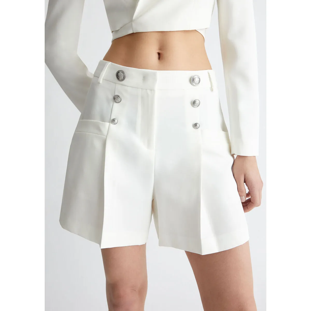 Pantalón corto elástico con botones