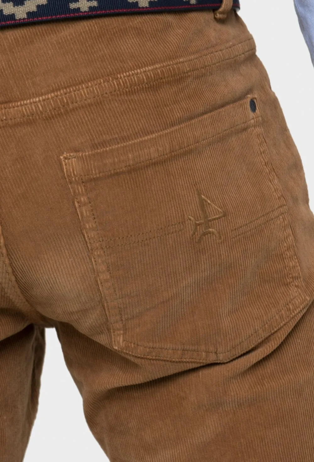 Pantalón estilo pana tailored fit marrón