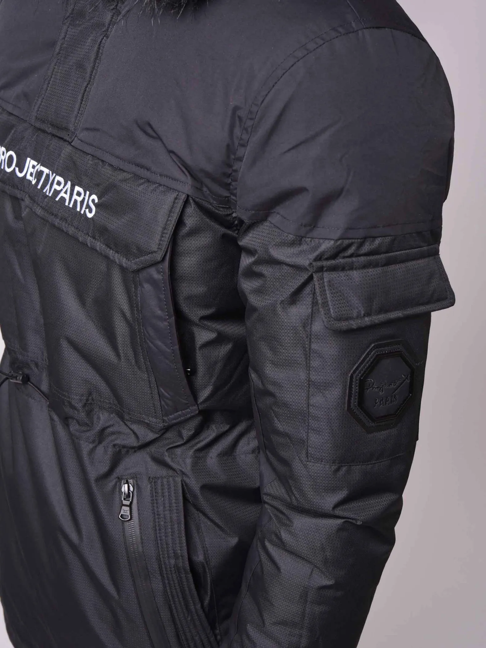Parka bicolor, multibolsillos, con capucha y de quita y pon