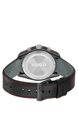 Reloj inspirado en las carreras con correa de piel calada