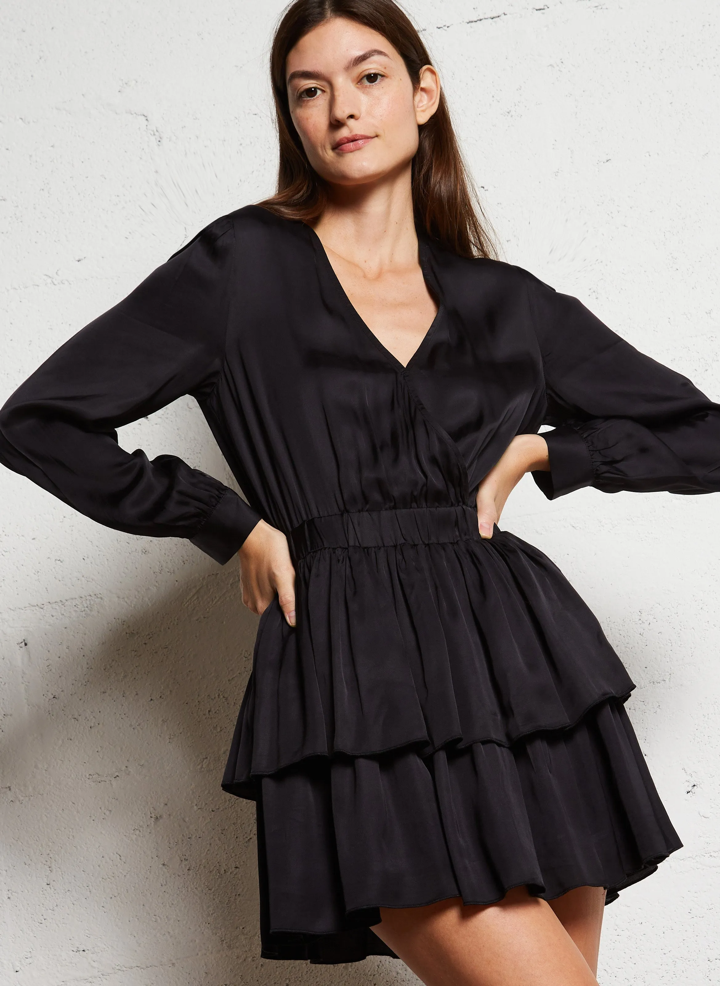 RIMINI  VESTIDO MIDI ENTALLADO CON CUELLO DE PICO EN NEGRO