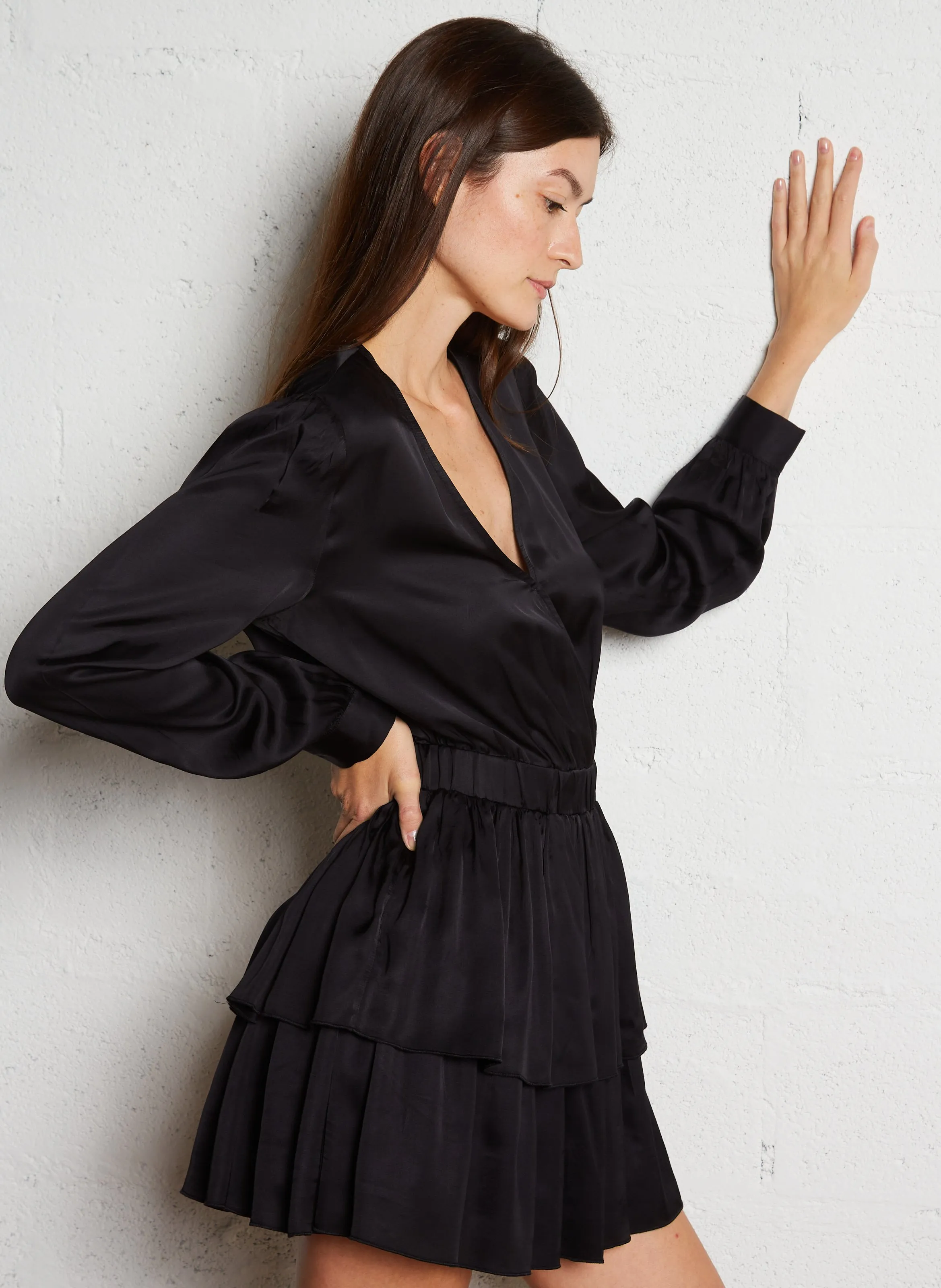 RIMINI  VESTIDO MIDI ENTALLADO CON CUELLO DE PICO EN NEGRO