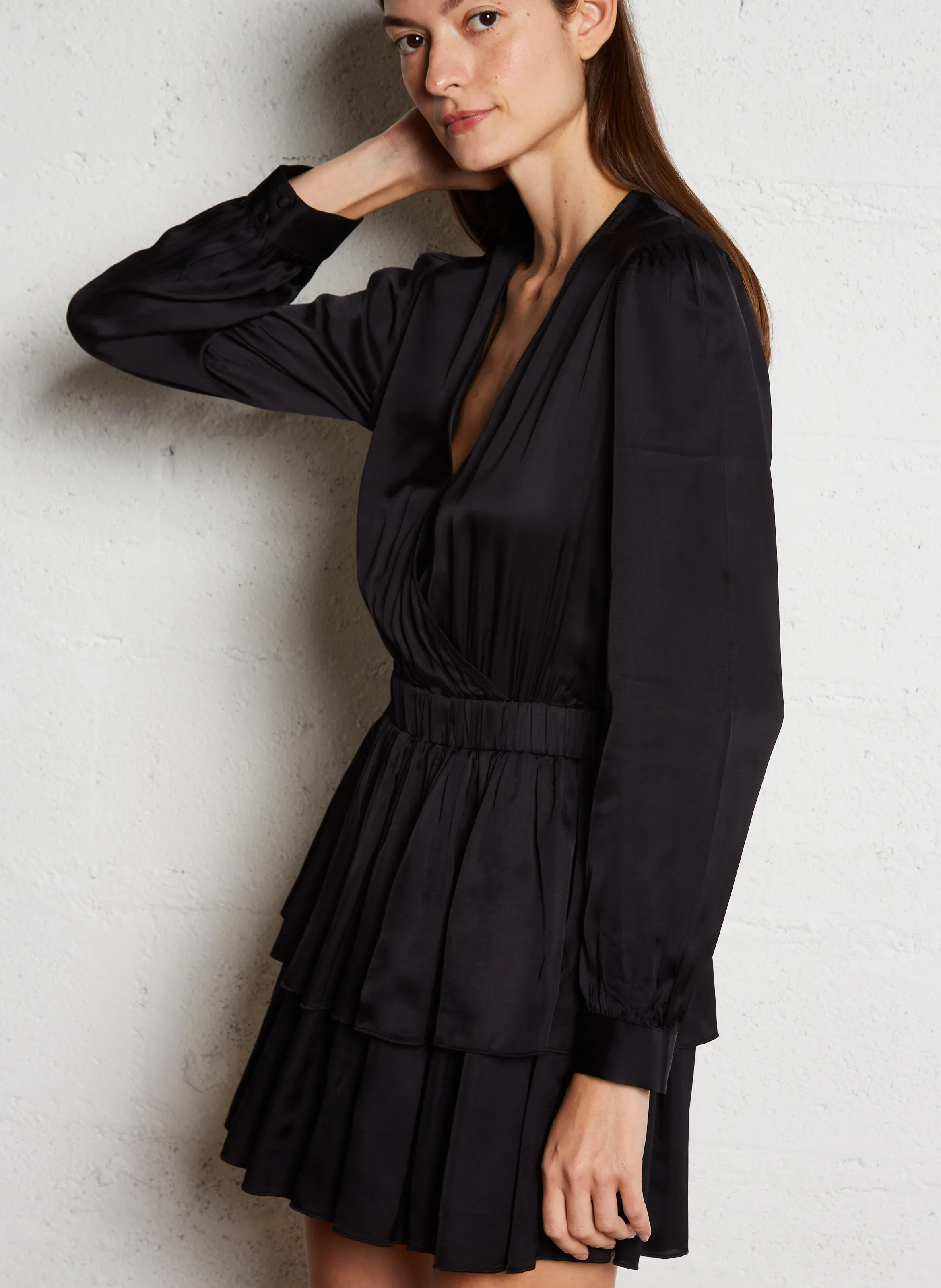 RIMINI  VESTIDO MIDI ENTALLADO CON CUELLO DE PICO EN NEGRO
