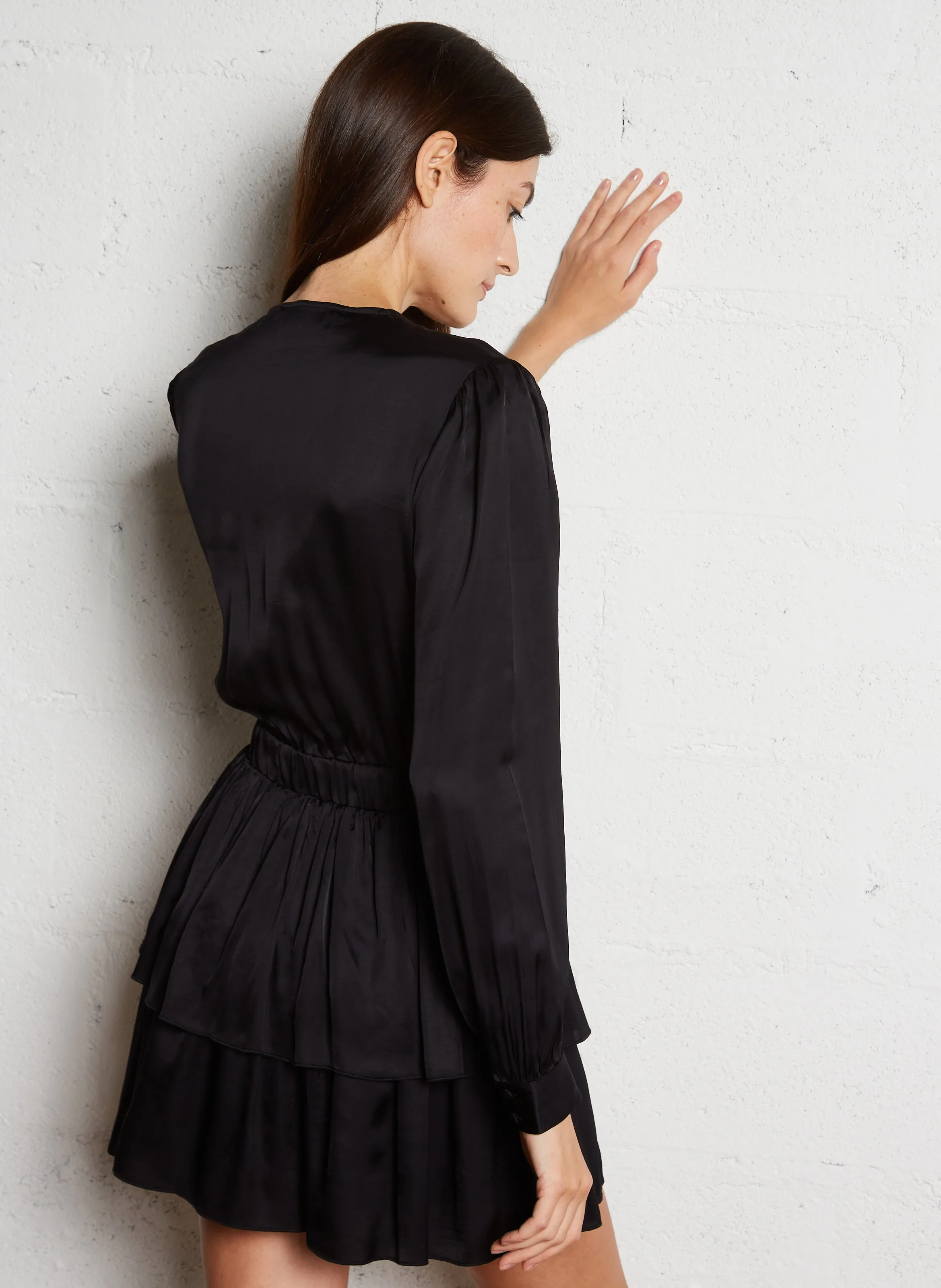RIMINI  VESTIDO MIDI ENTALLADO CON CUELLO DE PICO EN NEGRO