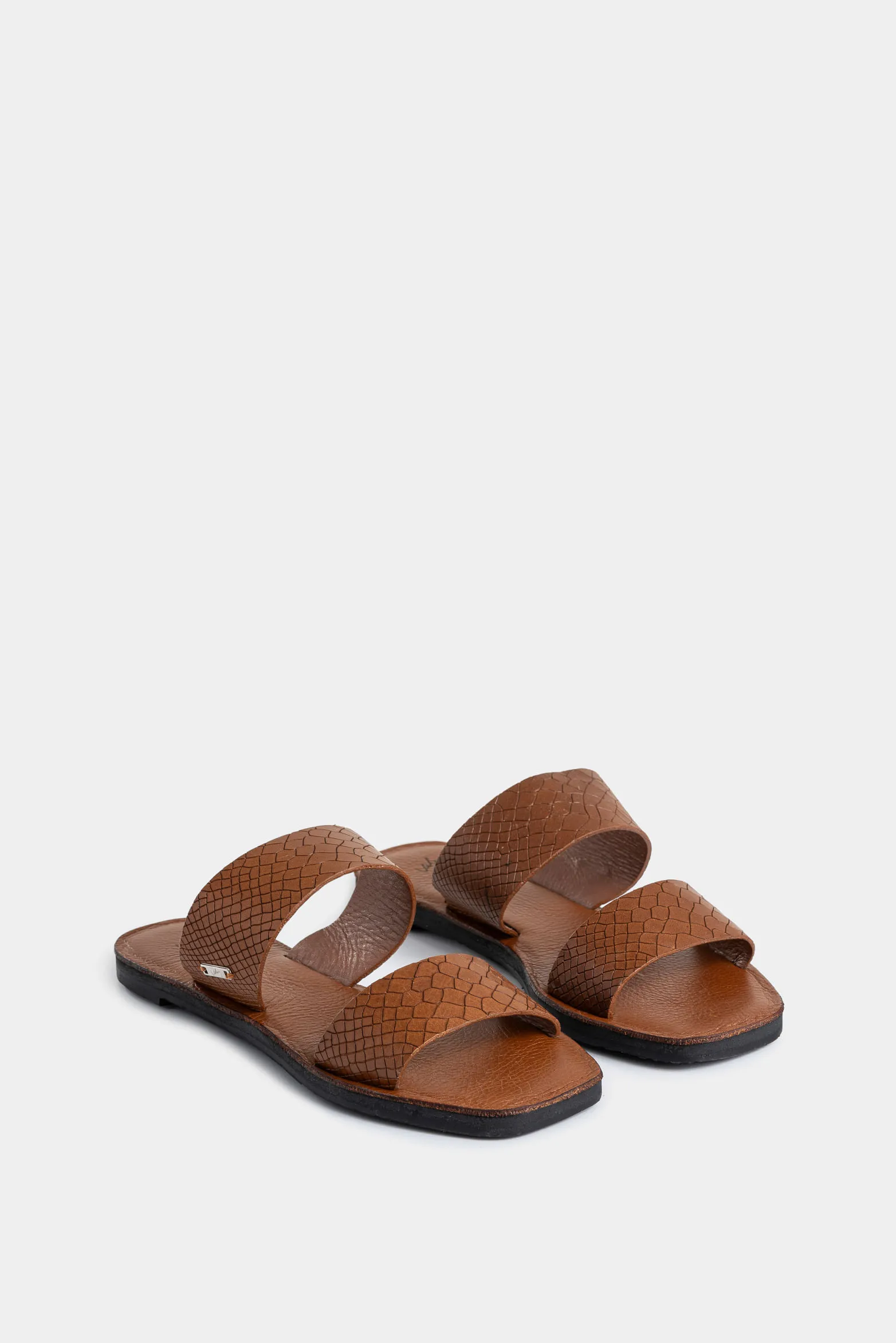 Sandalia plana Iris de cuero para mujer grabada