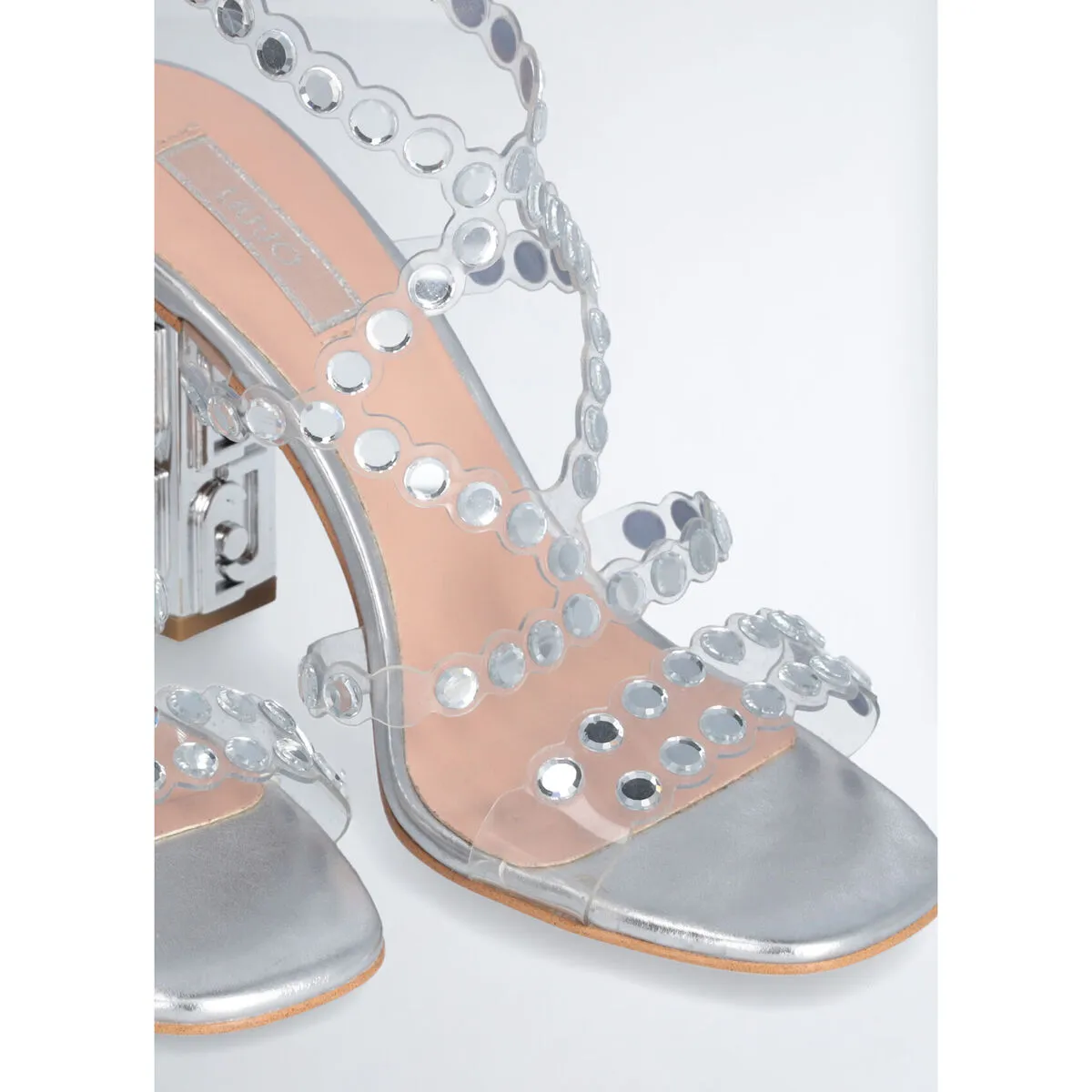 Sandalias con tacón y pedrería