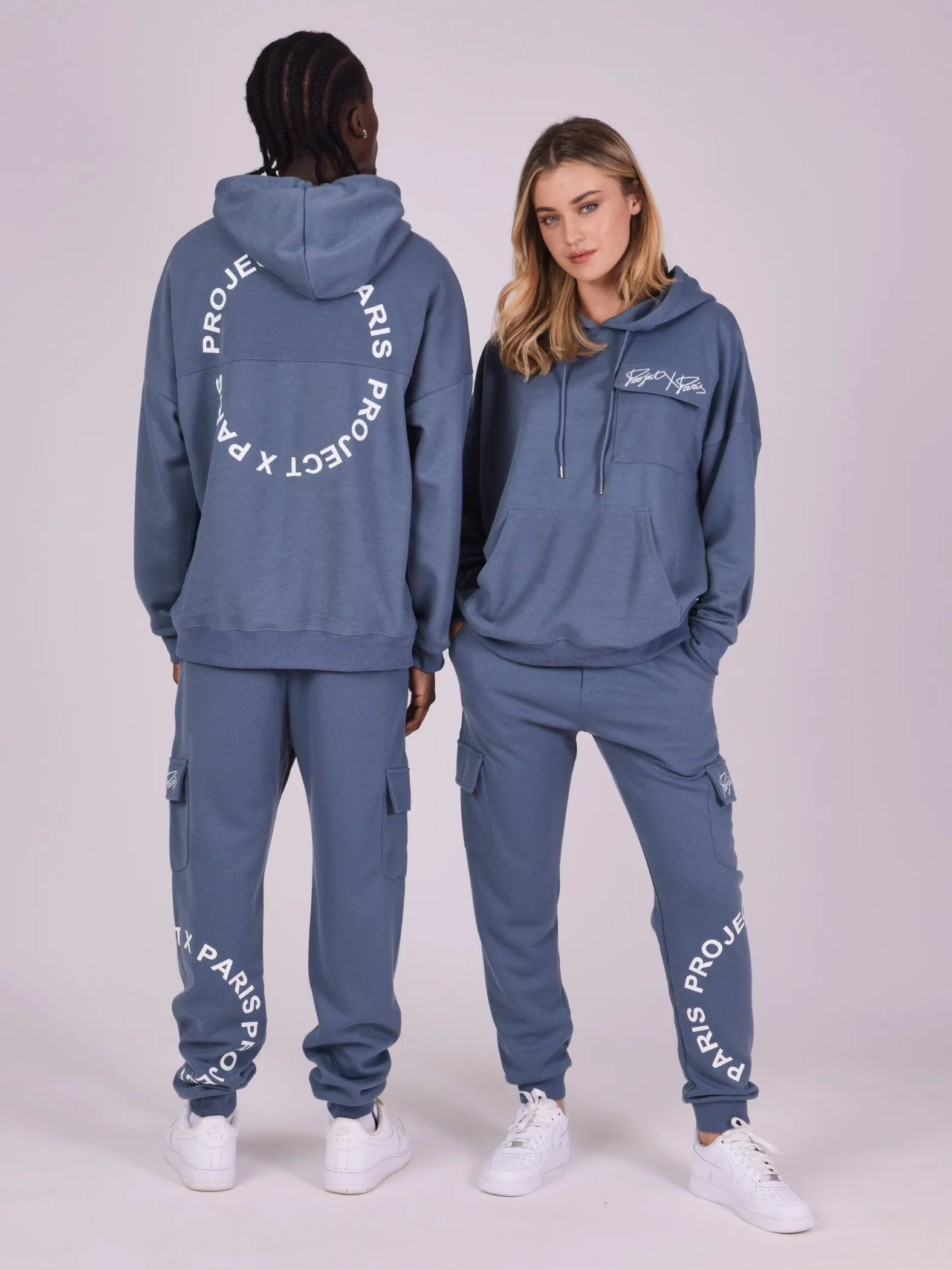 Sudadera con capucha y bolsillo