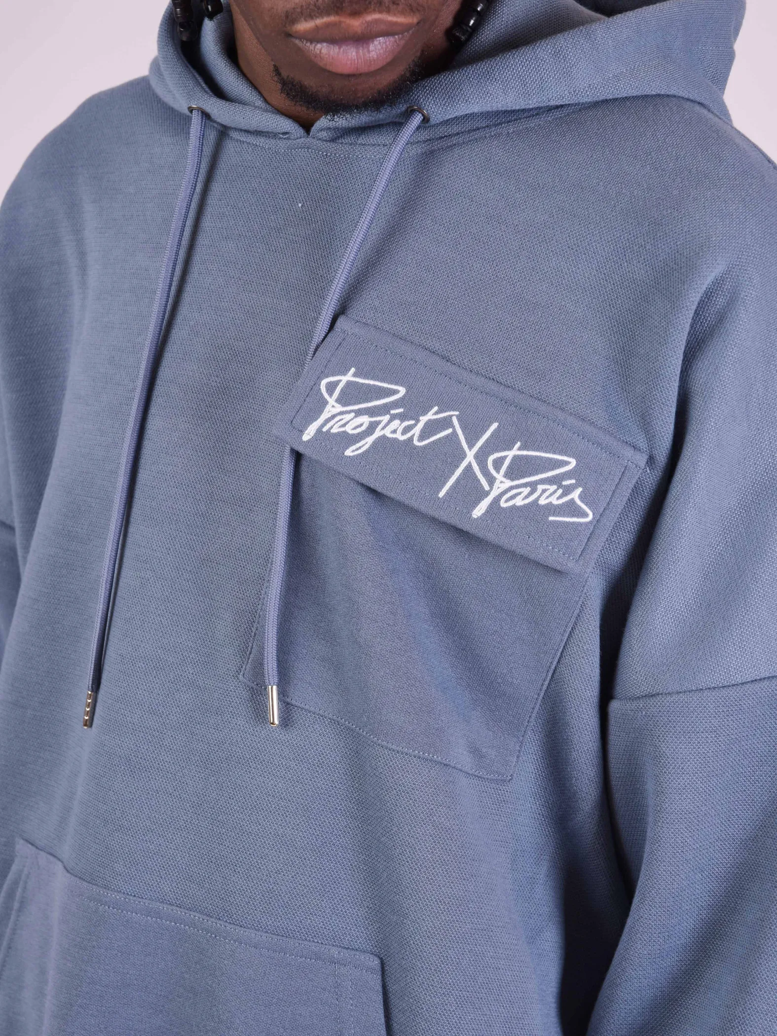 Sudadera con capucha y bolsillo