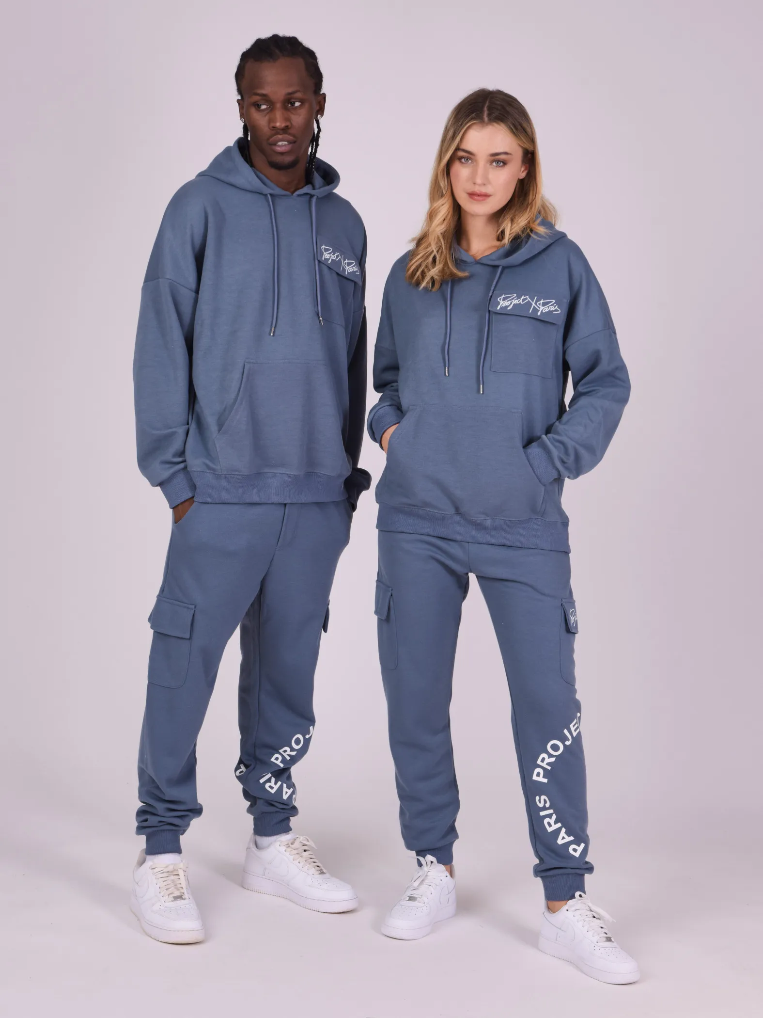 Sudadera con capucha y bolsillo