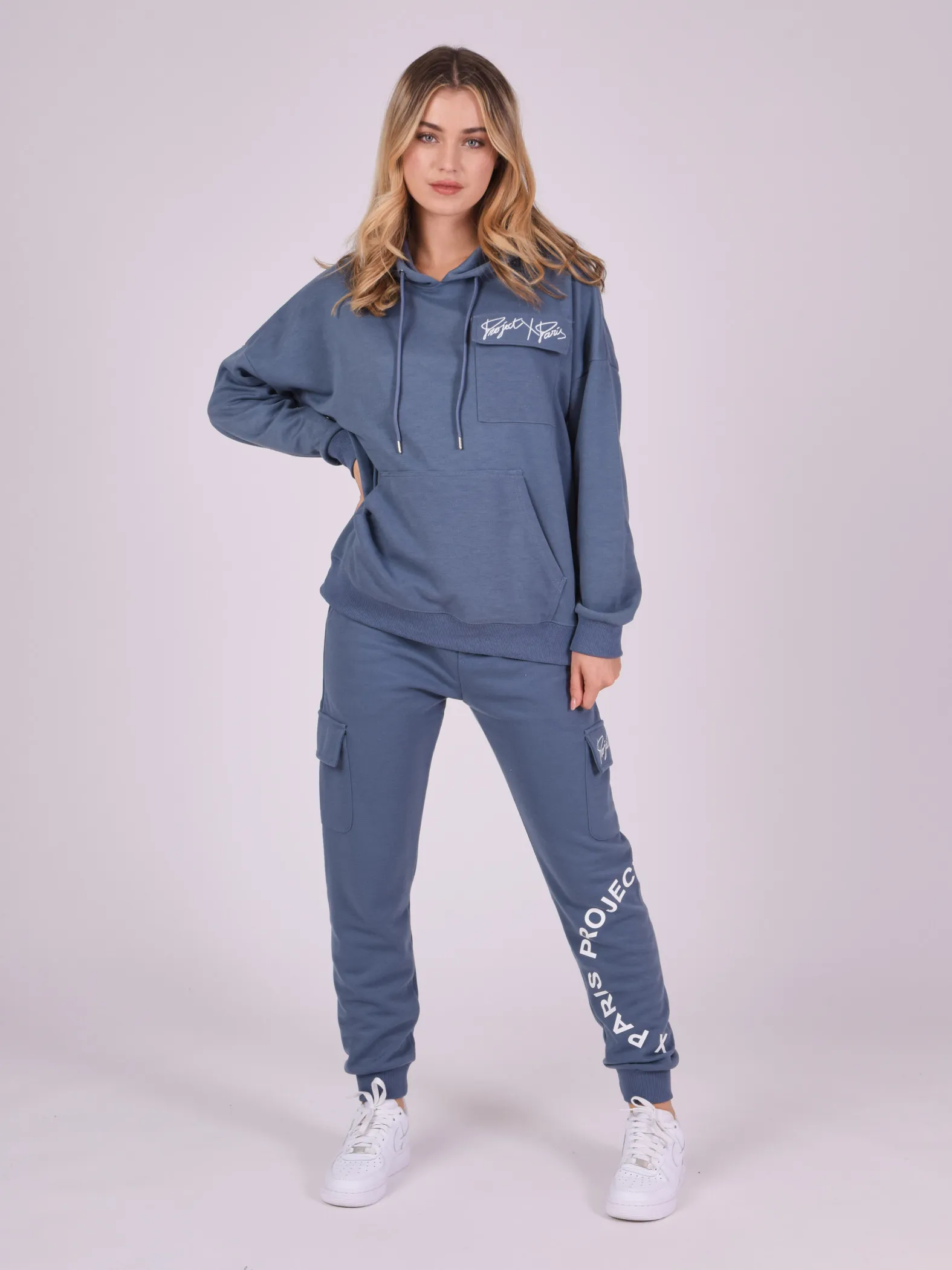 Sudadera con capucha y bolsillo