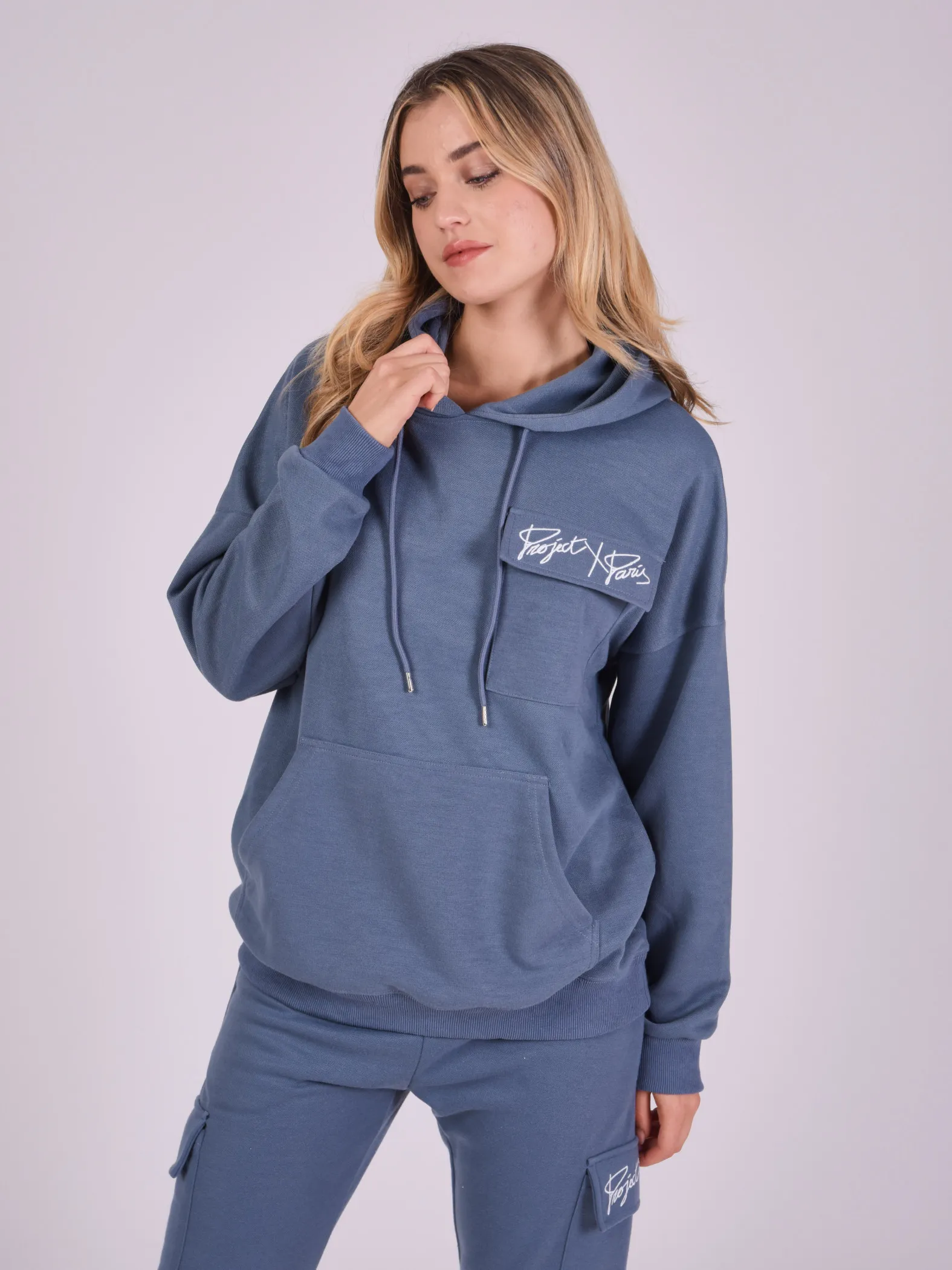 Sudadera con capucha y bolsillo